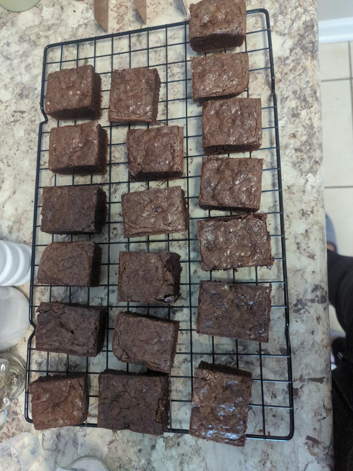 Non Stick Brownie Pan with Dividers, High Carbon Steel Baking Pan, Makes 18 Pre-cut Brownies All at Once - 10.3 X 6.4 X 1.6 Inches (Inside Dimension) customer photo 1