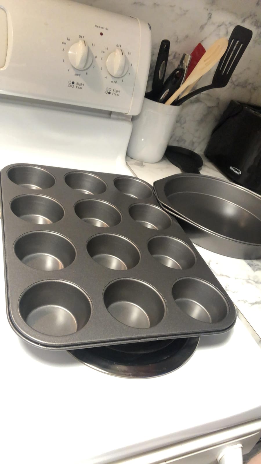 Amazon Basics 6 Piece Nonstick Carbon Steel Bakeware Set with Cake, Muffin, Cookie, and Loaf Pans, Easy Release, Oven Safe, 16.25 x 11.75 x 6.25 inches customer photo 2