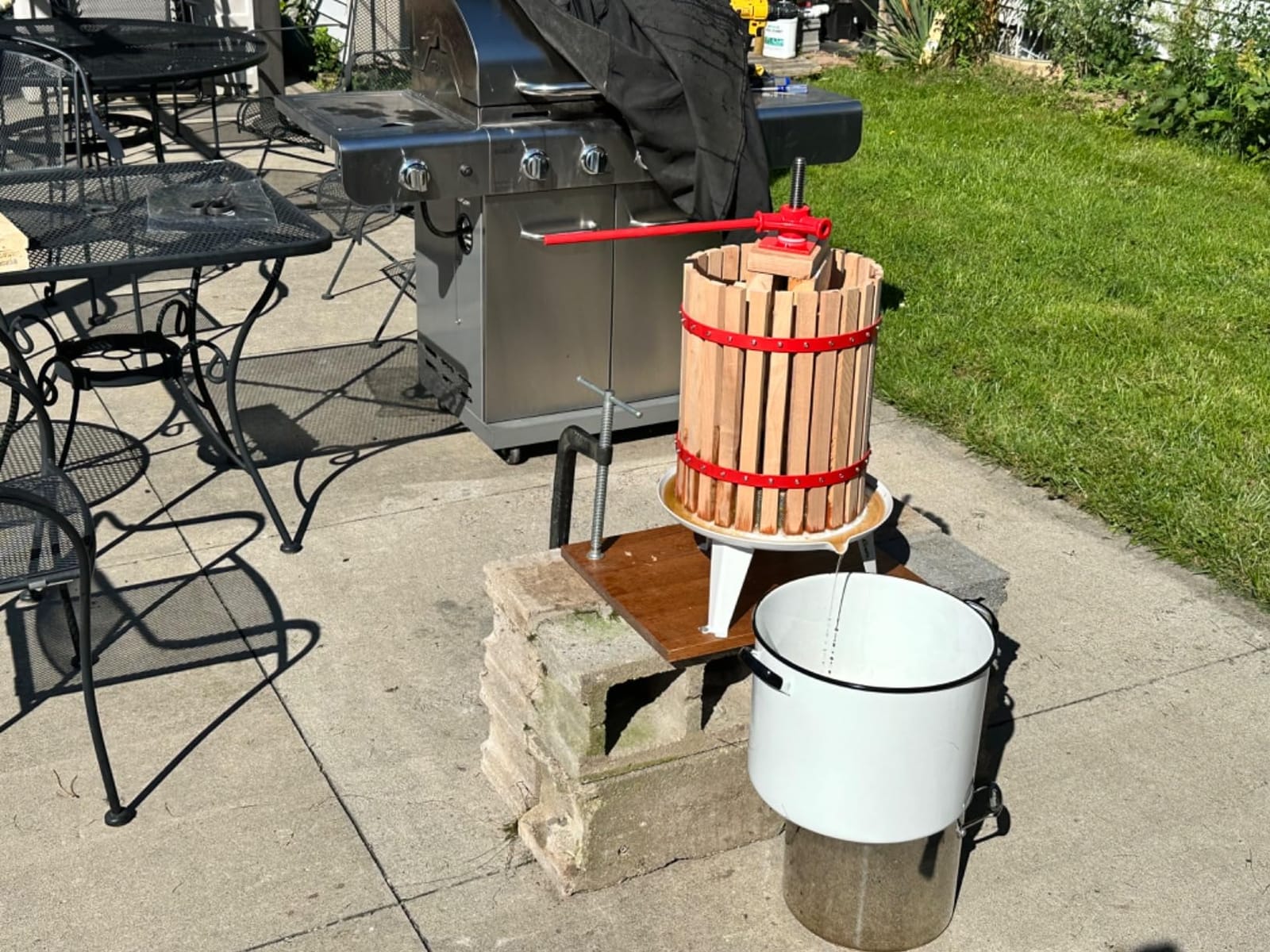 4.75 Gallon Fruit and Wine Press, Manual Cider Juice Maker with Solid Beech Wood Basket & Heavy-Duty Stand for Apples, Grapes, Berries customer photo 2