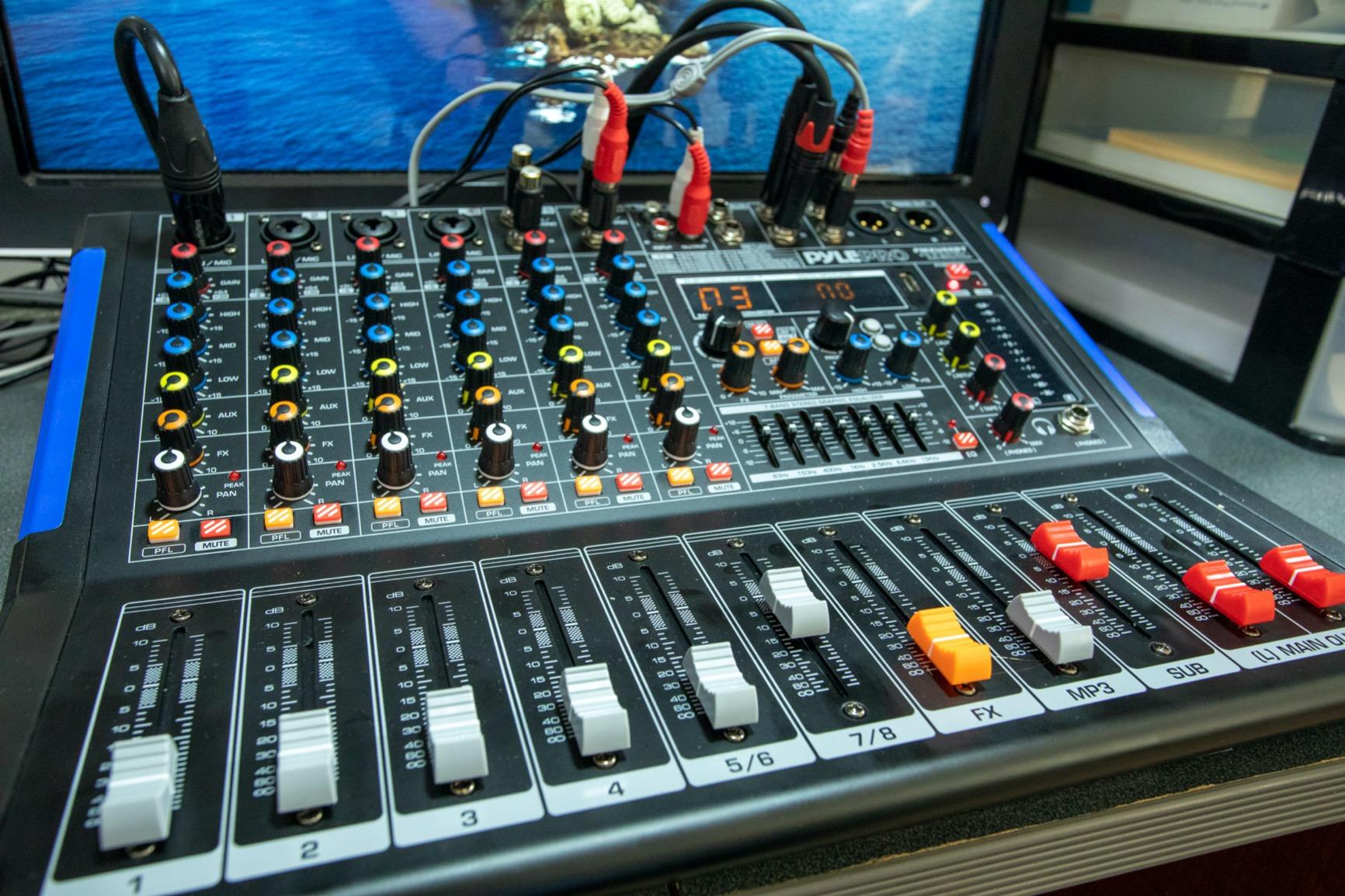 Pyle 8-Channel Console Style Audio Mixer with Bluetooth - DJ Sound Controller, 4 XLR / Combo Inputs, Sub Out, +48V Phantom, USB-A In, 16 DSP Effects, MP3 Player, 7-Band EQ - PMXU88BT customer photo 1