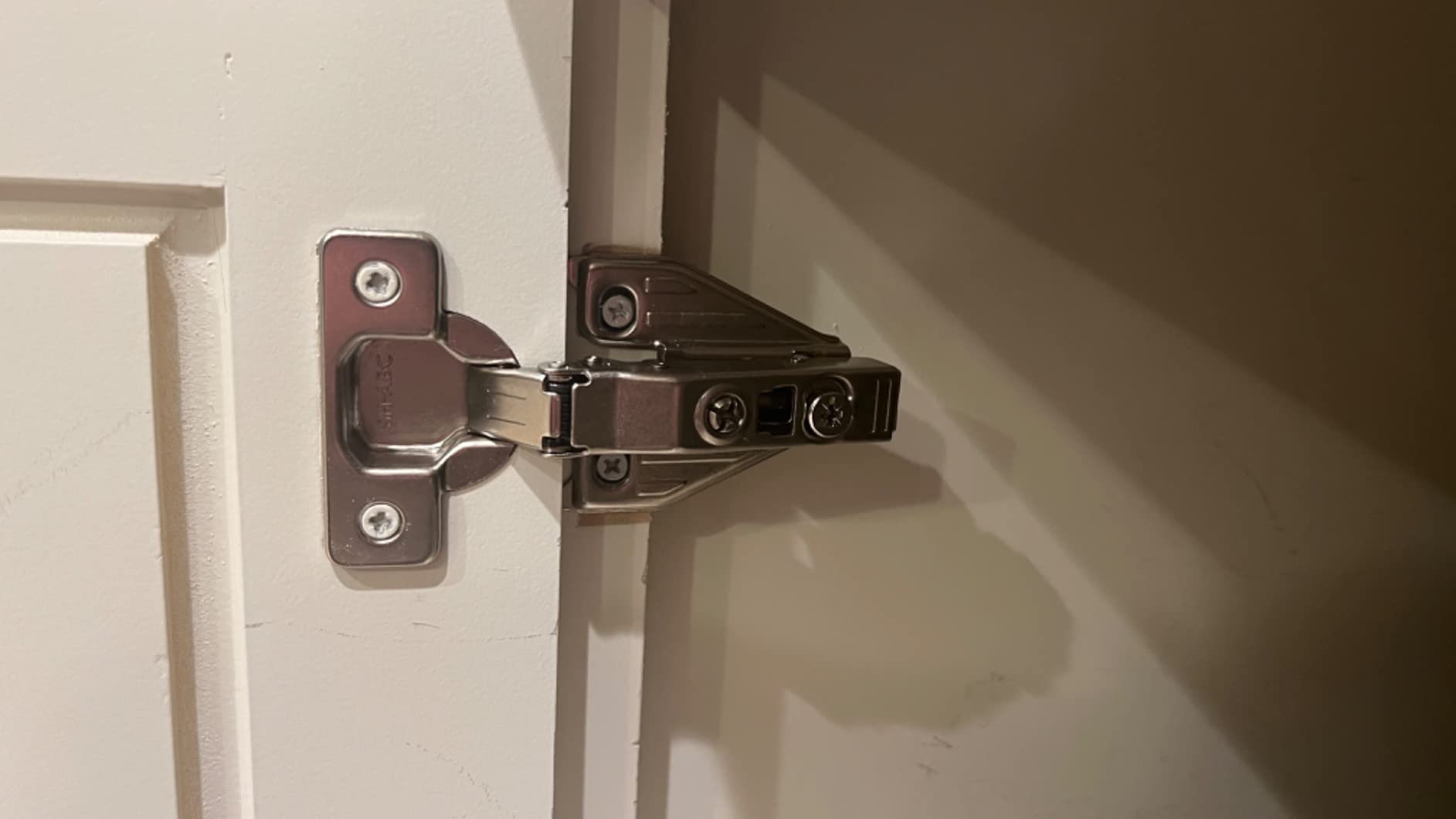 DecoBasics (50 PCS) Full Overlay Soft Close Cabinet Hinges for Kitchen Cabinets - 105° Face Frame Concealed Cabinet Door Hinge - 3 Way Adjustability - Clip on Plate & Matching Screw 4 Easy Installation customer photo 1