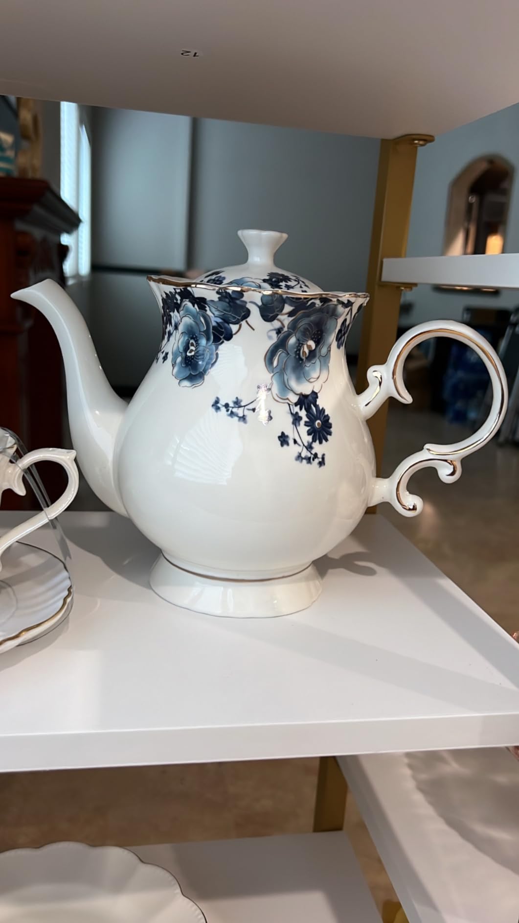 European Style Ceramic Flower Teapot Coffee Pot Water Pot Porcelain Gift Large 5.5 Cups (1, Blue and White) customer photo 1