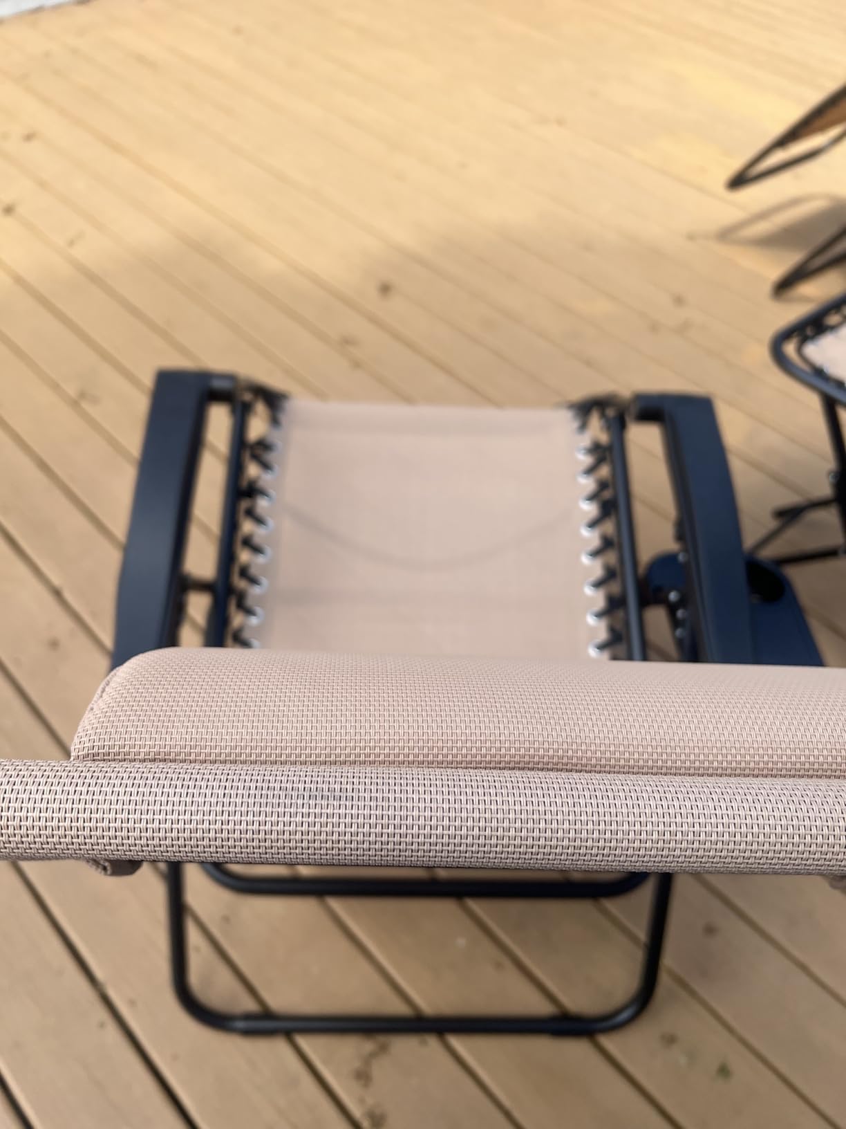 Amazon Basics Outdoor Textilene Adjustable Zero Gravity Folding Reclining Lounge Chair Set with Cup Holder, Side Table, Headrest, Weather-Resistant, 35 x 26 x 43 inches, Beige, 2-Pack customer photo 2