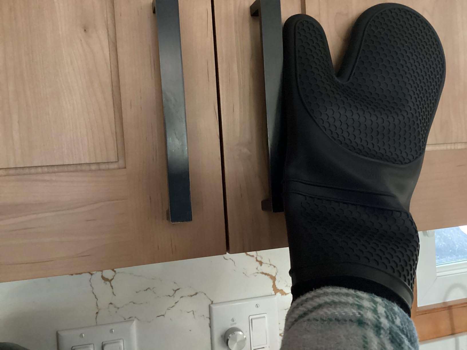 GORILLA GRIP Silicone Oven Mitts, 550F Heat Resistant, 12.5x8.3, Black customer photo 2