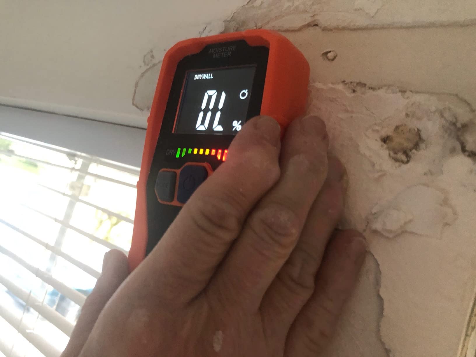 Klein Tools ET140 Pinless Moisture Meter for Non-Destructive Moisture Detection in Drywall, Wood, and Masonry; Detects up to 3/4-Inch Below Surface customer photo 1