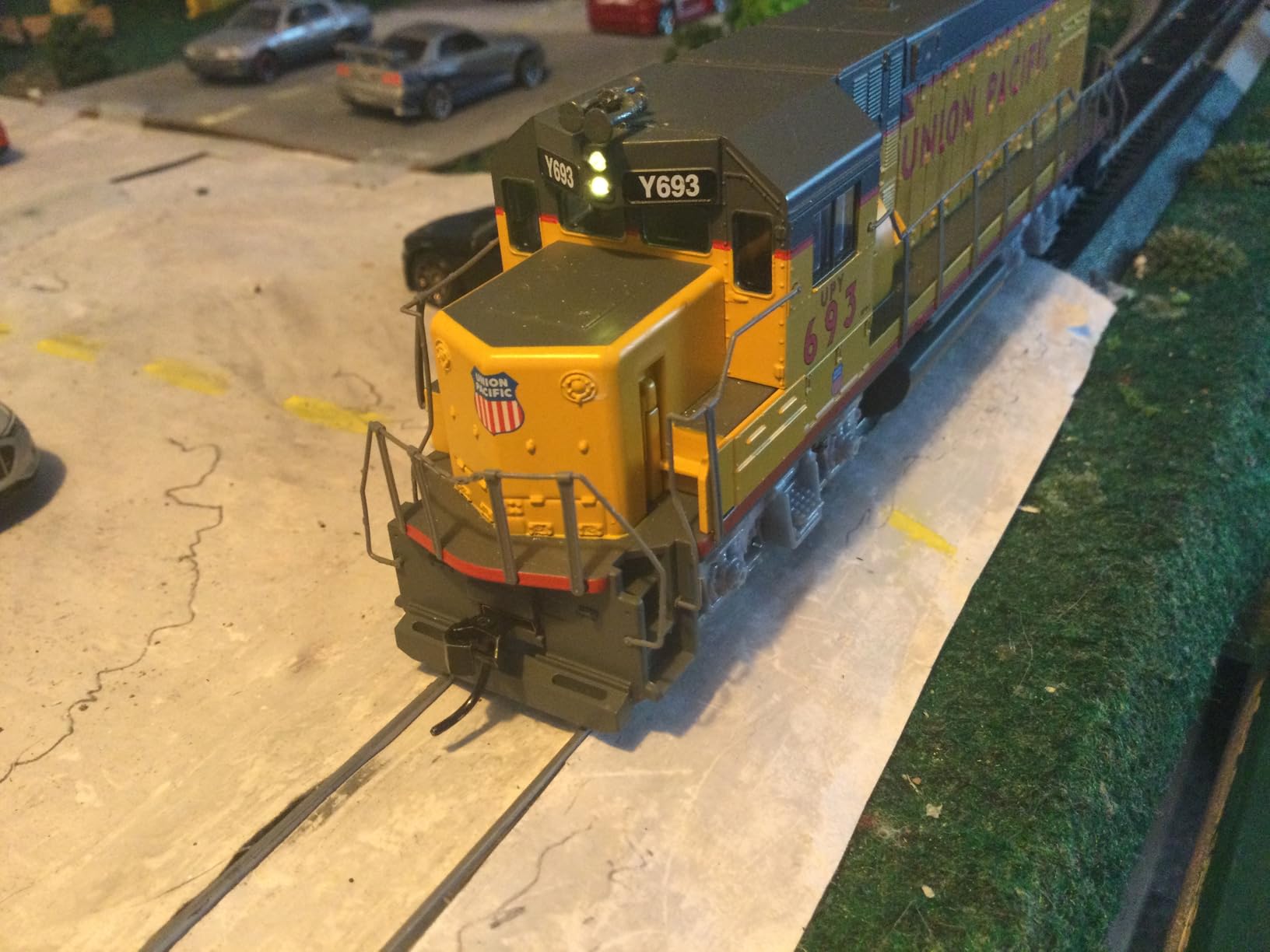 Walthers Trainline EMD GP15-1-Standard DC-Union Pacific(R) (Yellow, Gray, red) 931-2505 HO Scale Model Railroad - Locomotive Model customer photo 1