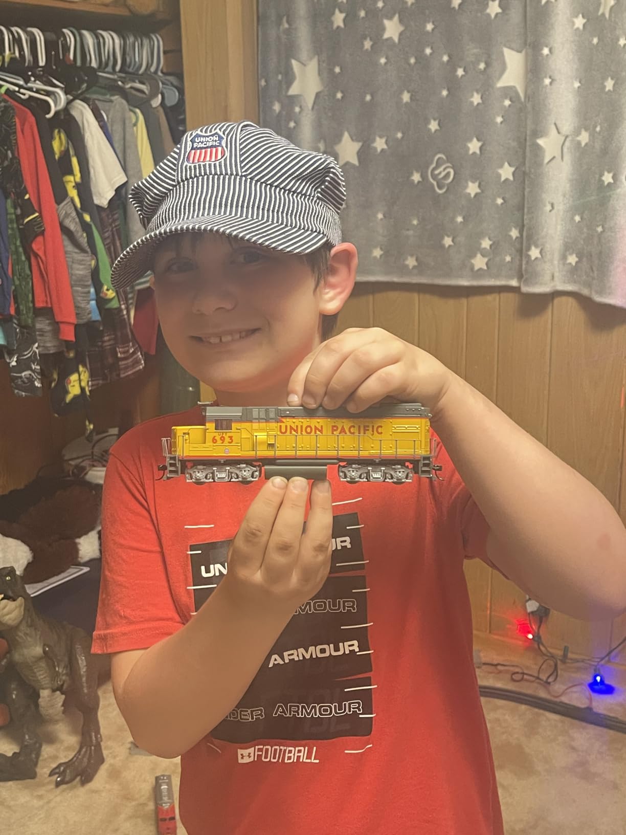 Walthers Trainline EMD GP15-1-Standard DC-Union Pacific(R) (Yellow, Gray, red) 931-2505 HO Scale Model Railroad - Locomotive Model customer photo 2