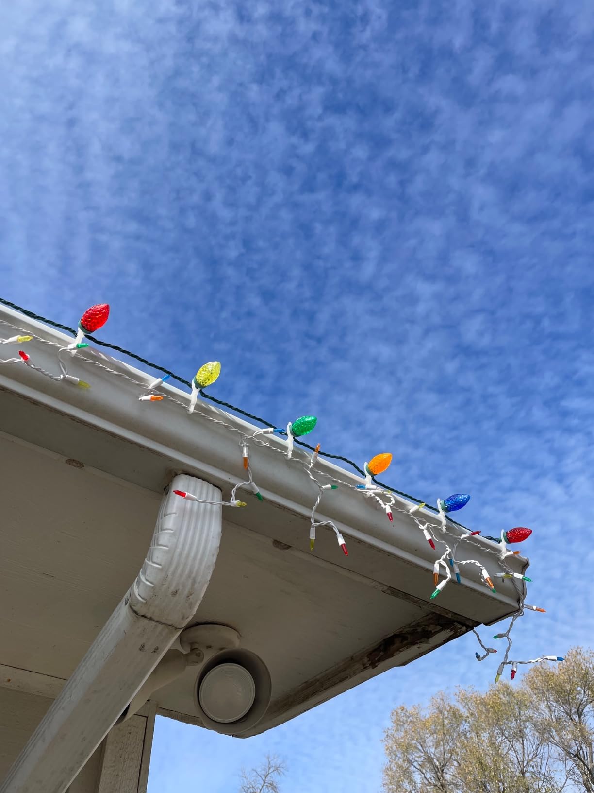 All-Purpose Holiday Light Clips [Set of 400] Christmas Light Clips, Outdoor Light Clips - Mount to Shingles & gutters - Works with Mini, C6, C7, C9, Rope, Icicle Lights - No Tools Required - USA Made customer photo 2