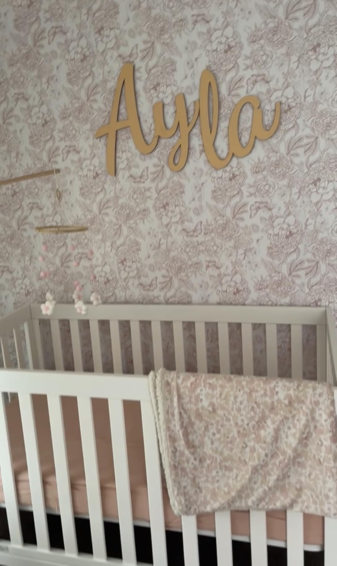 Delta Children Essex 4-in-1 Convertible Baby Crib, Bianca White with Natural Legs customer photo 1