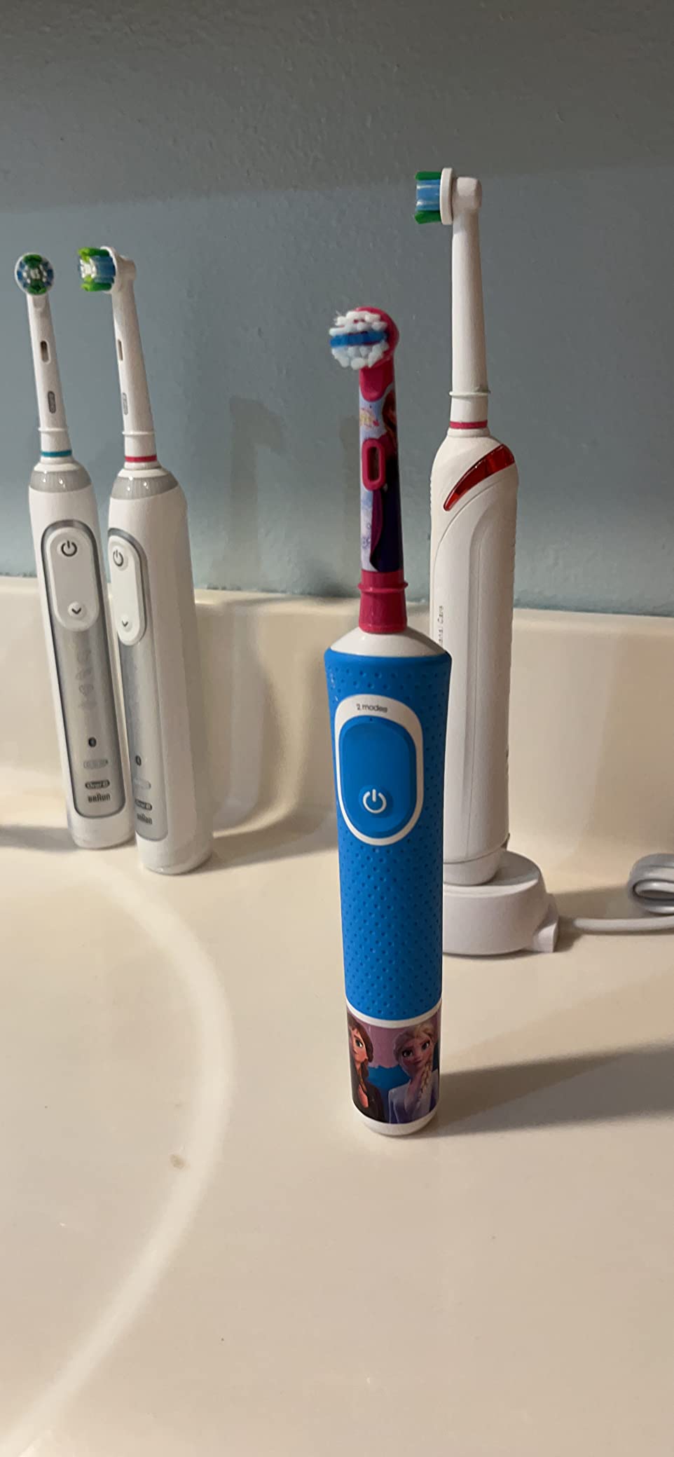 Oral-B Kids Electric Toothbrush Featuring Disney's Frozen for Kids 3+ customer photo 2