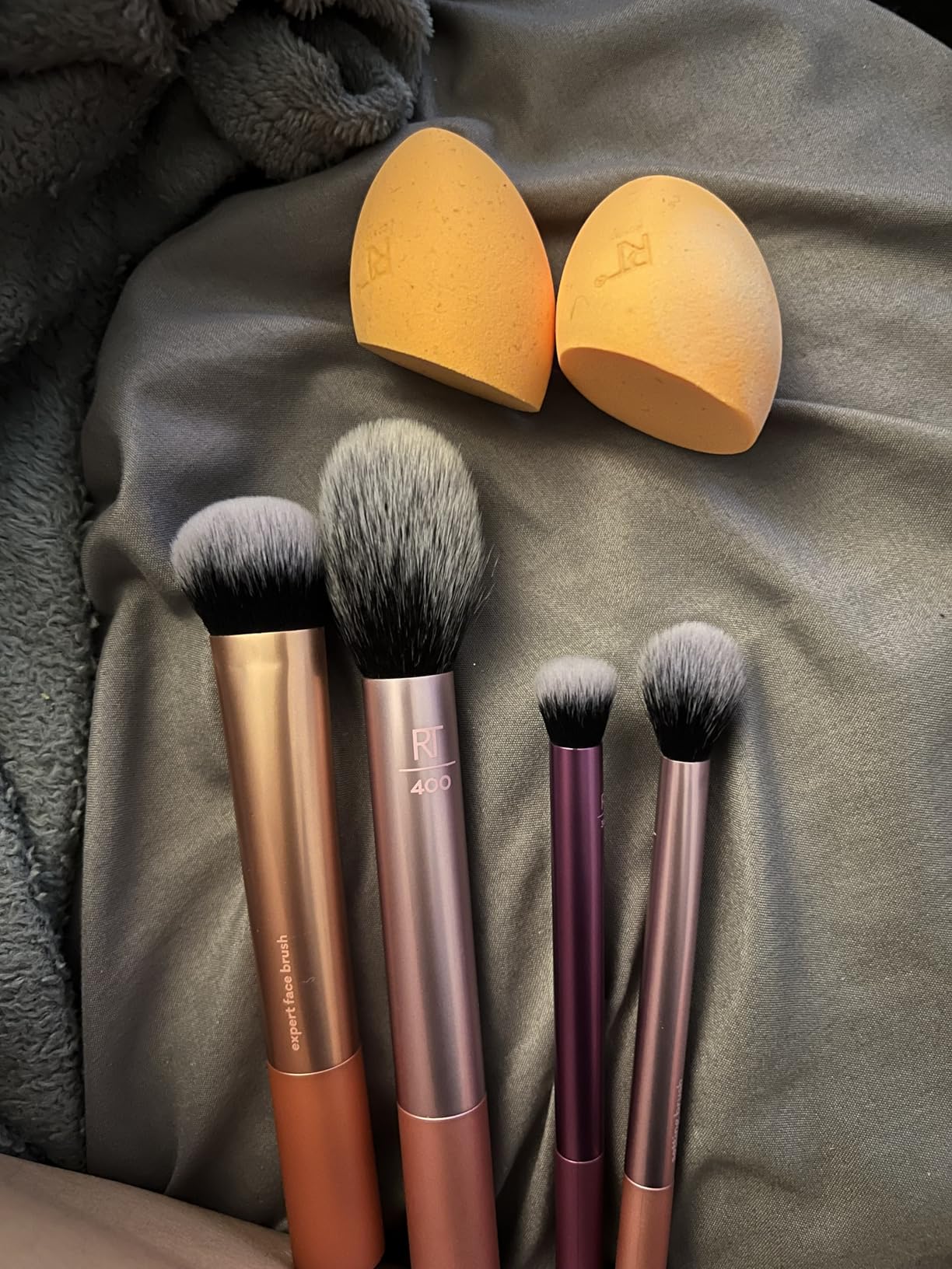Real Techniques 6 Piece Everyday Essentials Makeup Brush Set, Includes 4 Brushes & 2 Makeup Sponges for Foundation, Blush, Bronzer, Contour, Eyeshadow & Powder, Travel Gift Set, Cruelty-Free & Vegan customer photo 1