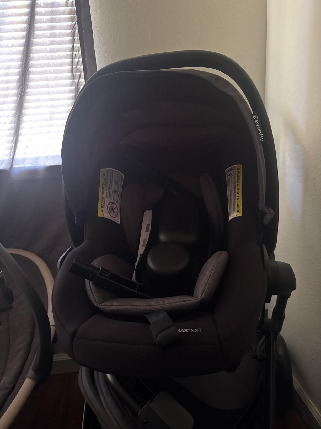 Evenflo Pivot NXT Travel System with LiteMax NXT Preemie and Infant Car Seat customer photo 2