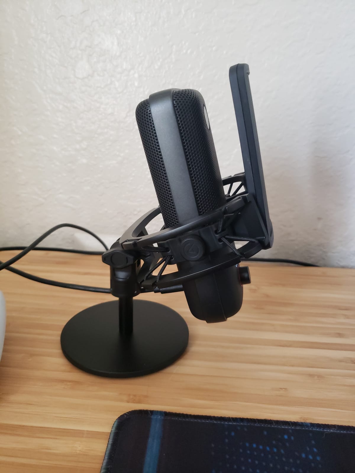 Elgato Shock Mount for Wave Microphones | Reinforced elastic suspension, Solid steel chassis, Native 5/8-inch thread, Includes 3/8 and 1/4-inch adapters customer photo 1
