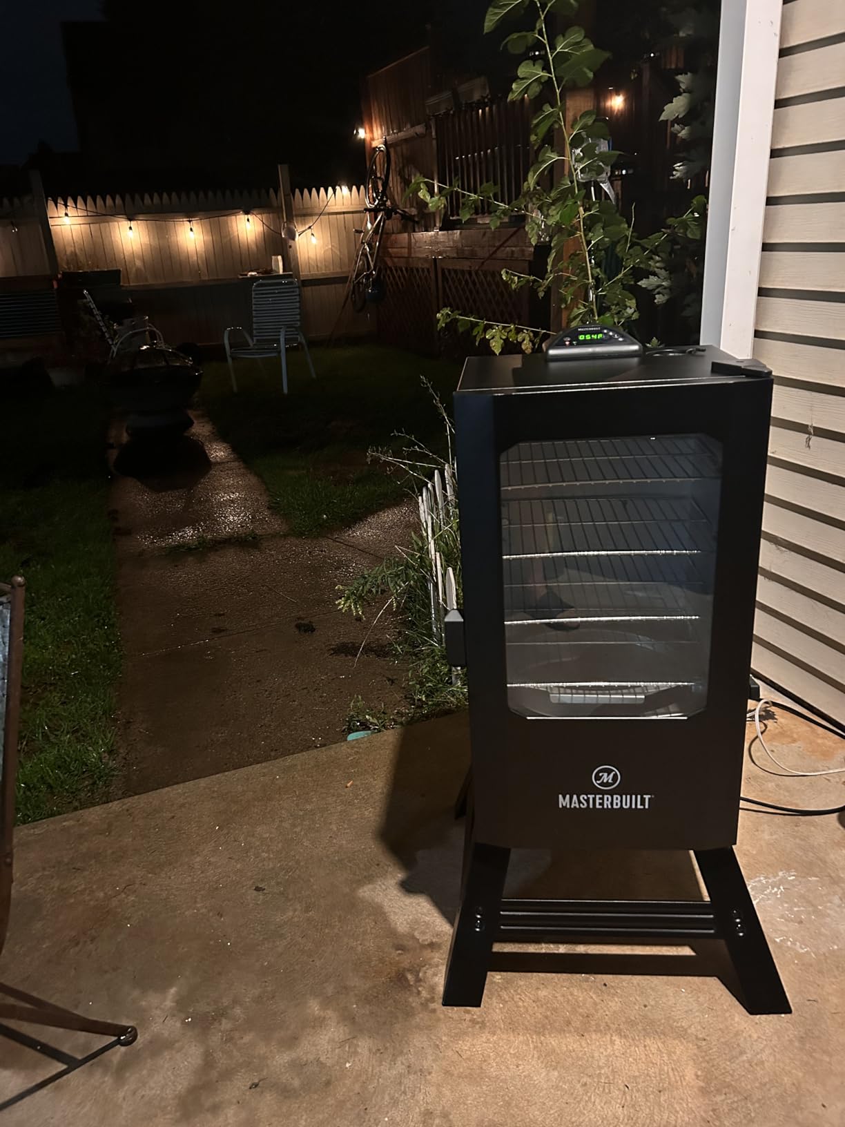 Masterbuilt 30-inch Digital Electric Vertical BBQ Smoker with Leg Kit, Side Wood Chip Loader and 710 Cooking Square Inches in Black, Model MB20070421 customer photo 1