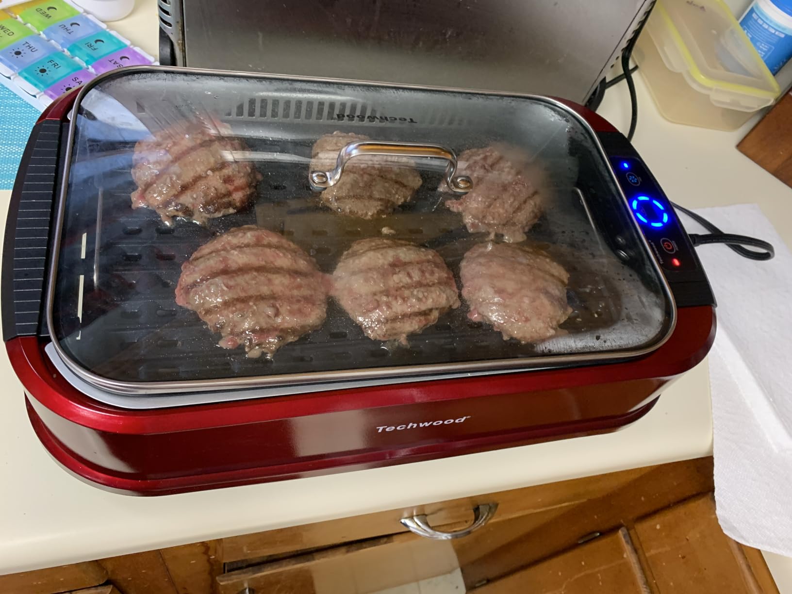 Indoor Grill, Techwood 1500W Smokeless Electric Grill with Tempered Glass Lid, Compact & Portable Non-Stick BBQ Grill with 6-Level Control, Dishwasher Safe, Black customer photo 1