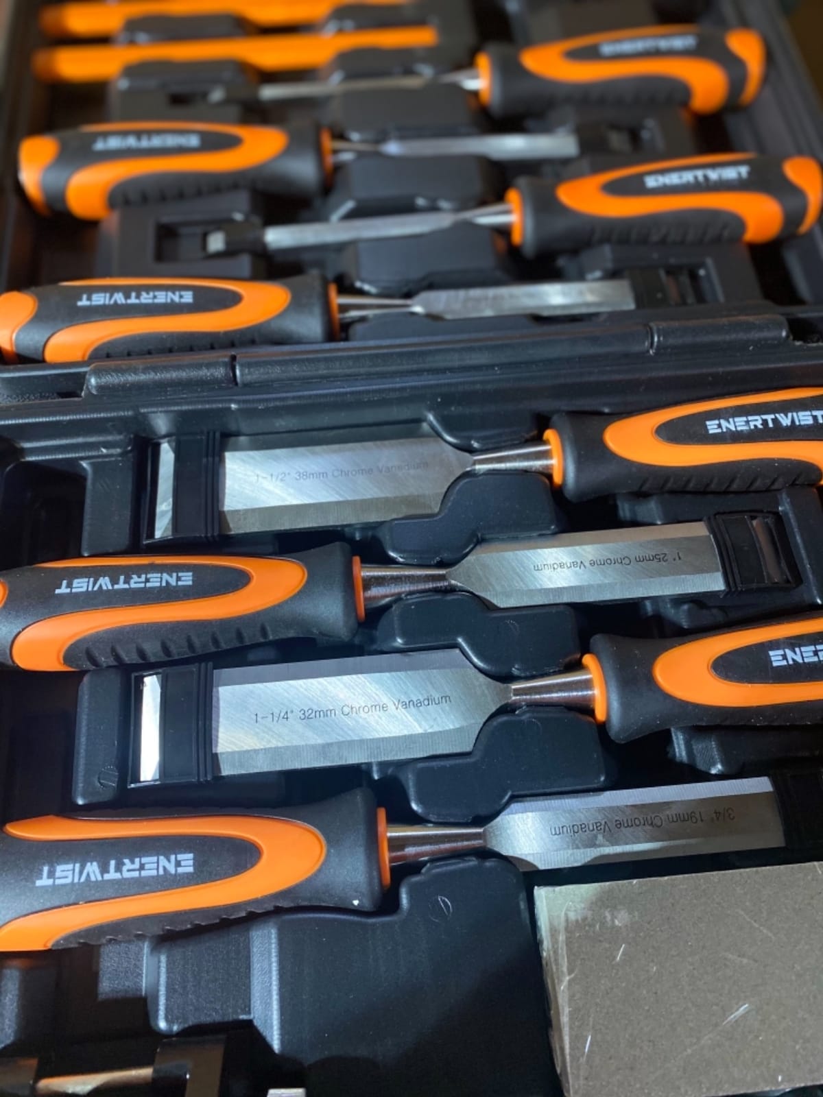 ENERTWIST 13pcs Wood Chisel Set, Premium Woodworking Chisel Sets w/ 8 CRV Construction Wood Chisels, 1 Sharpening Stone, 1 Honing Guide, 2 Carpenter Pencils, 1 Sharpener for Wood Carving in Hard Case customer photo 2