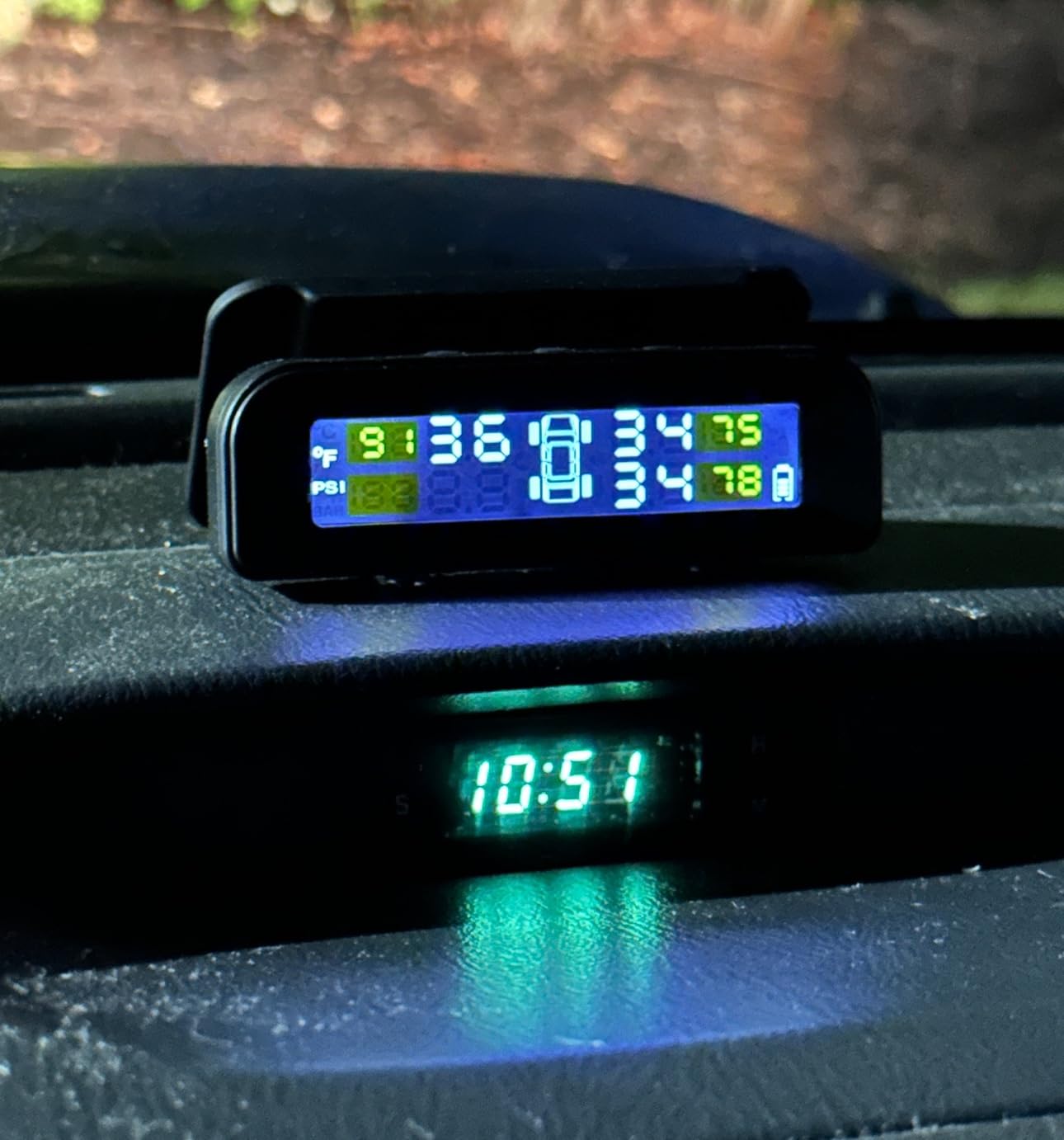Tire Pressure Monitoring System Wireless Solar TPMS, Tire Pressure Monitor Installed on Windowshield with 4 External Sensors Real-time Display Temperature Pressure 22-87 PSI for Car RV SUV MPV Sedan customer photo 1