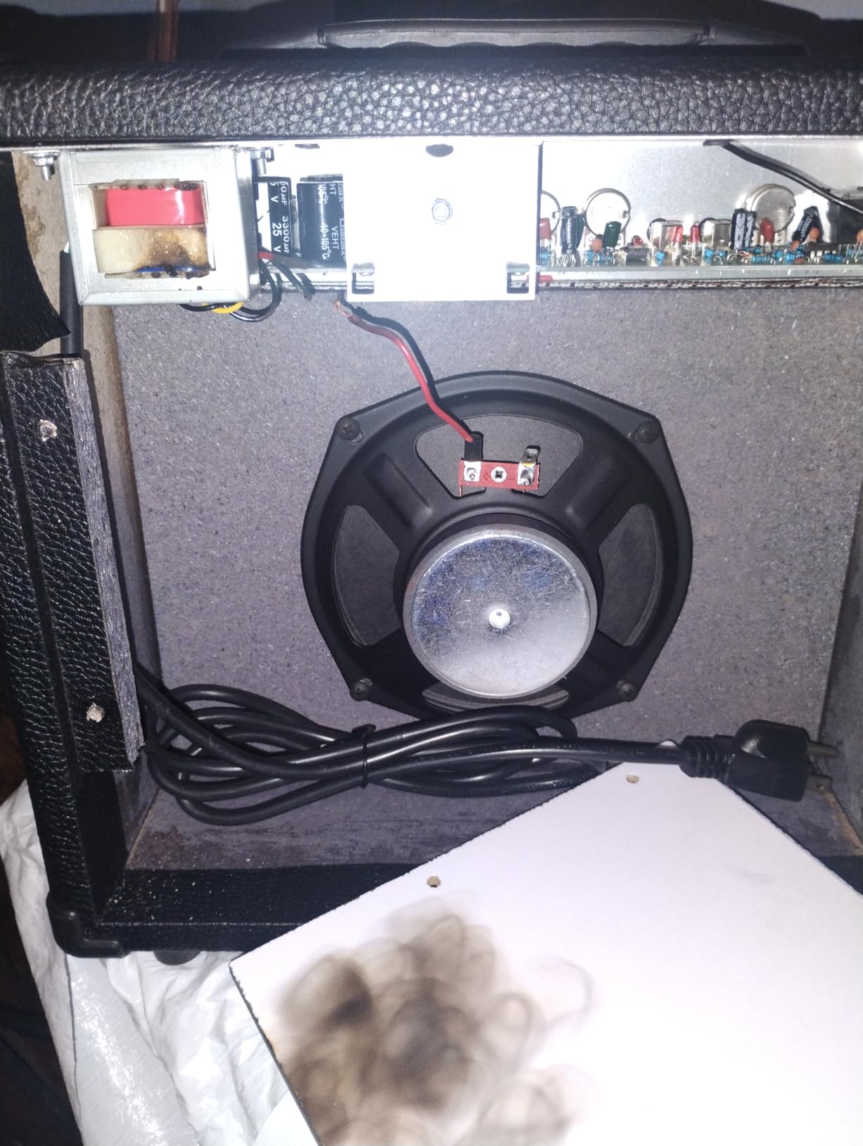 Leo Jaymz 20W Electric Guitar Amplifier - Clean and Distortion Channel - 3 Band Equalization and CD Line Input - Recording Studio, Practice Room, Small Courtyard (6.5