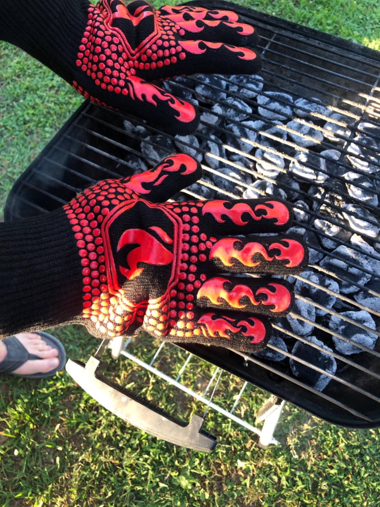 QUWIN BBQ Gloves, 1472°F Heat Resistant Grilling Gloves Silicone Non-Slip Oven Mitts, Kitchen Gloves for BBQ, Grilling, Cooking, Baking(One Size Fits Most, Black)- 1 Pair customer photo 1