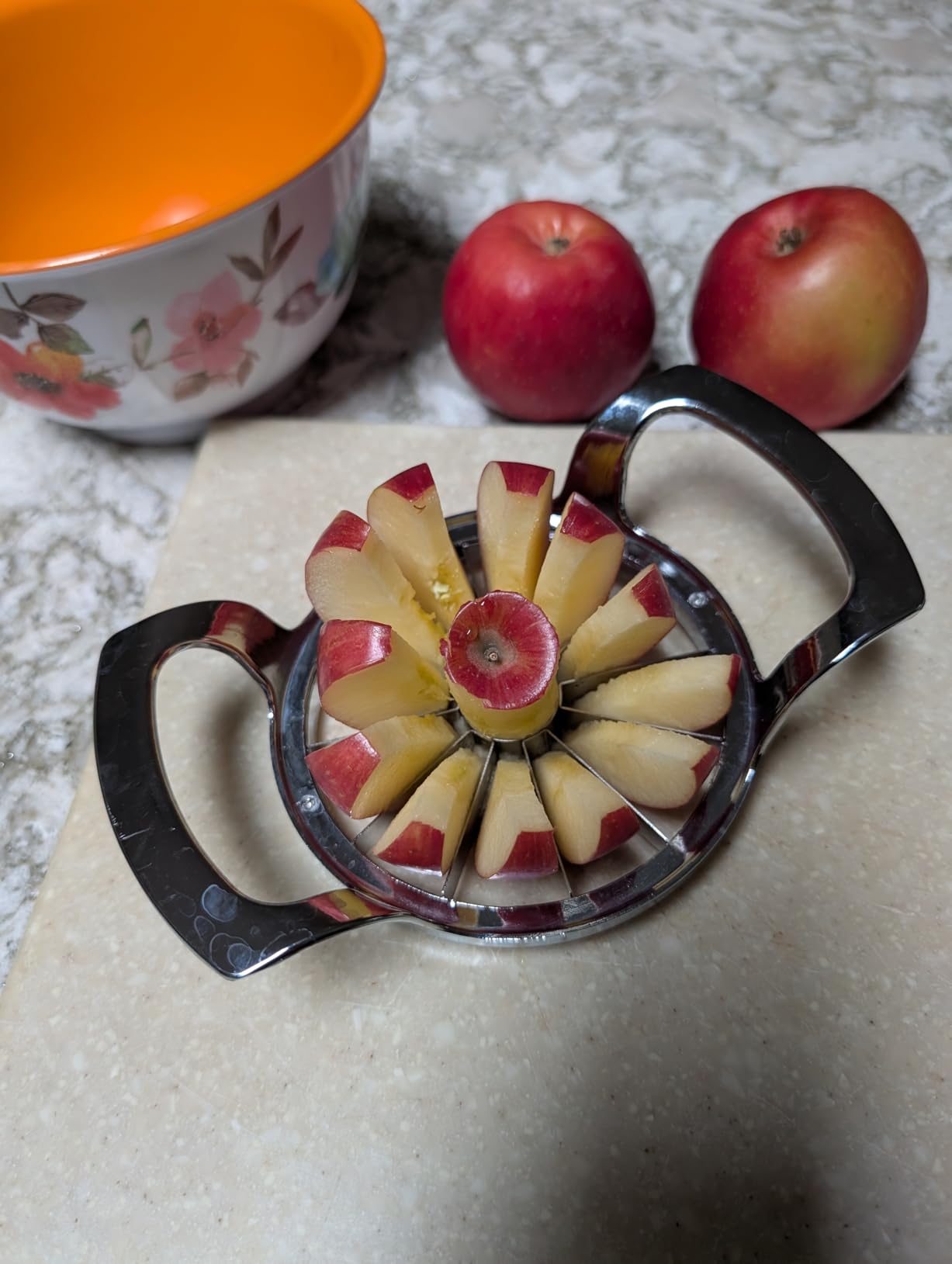 LIIGEMI Heavy Duty Apple Cutter Corer, Large 12-Blade Stainless Steel Fruit Slicer customer photo 2