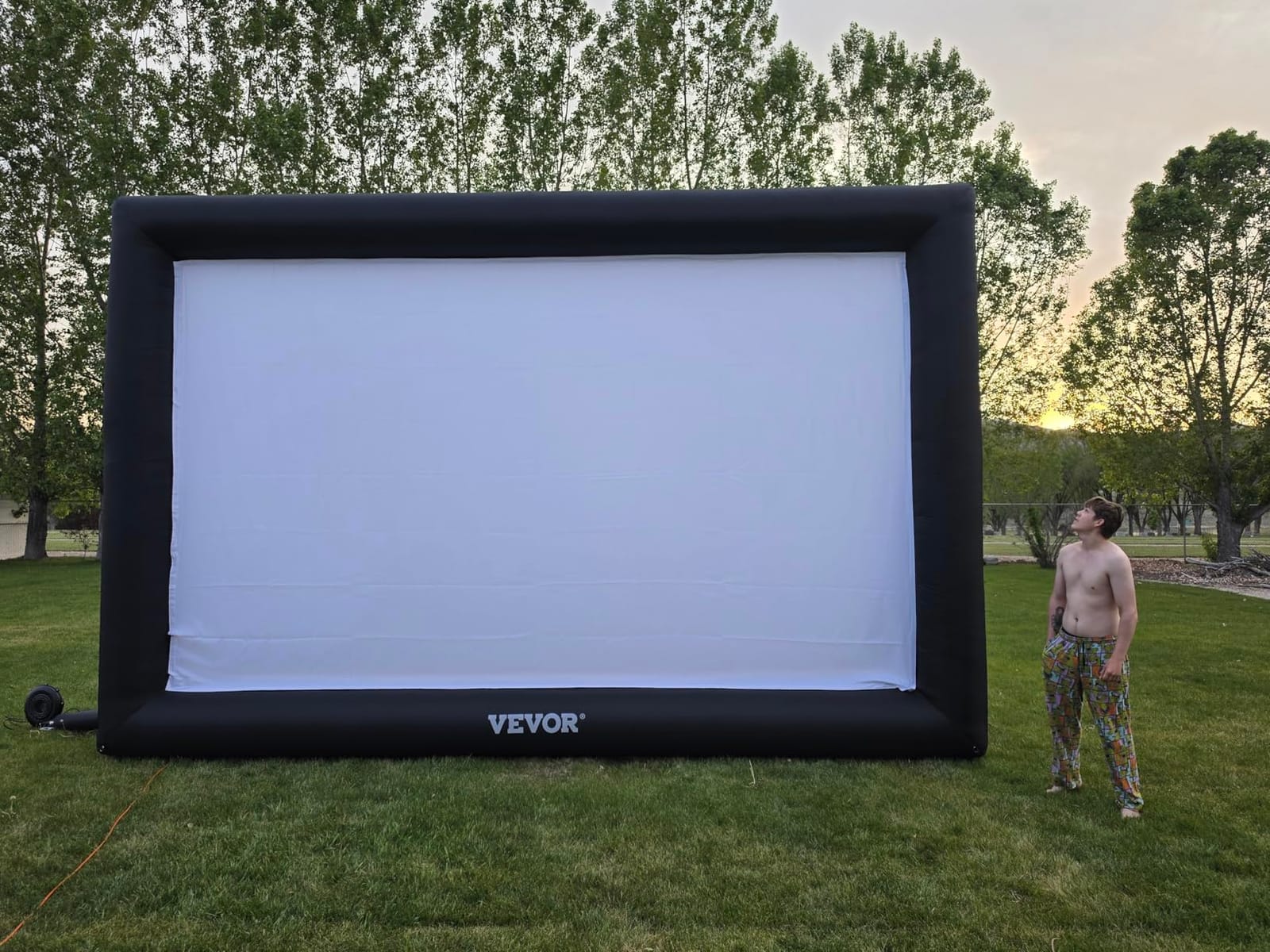 VEVOR Inflatable Projector Screen for Outdoor Use with 350W Air Blower customer photo 1