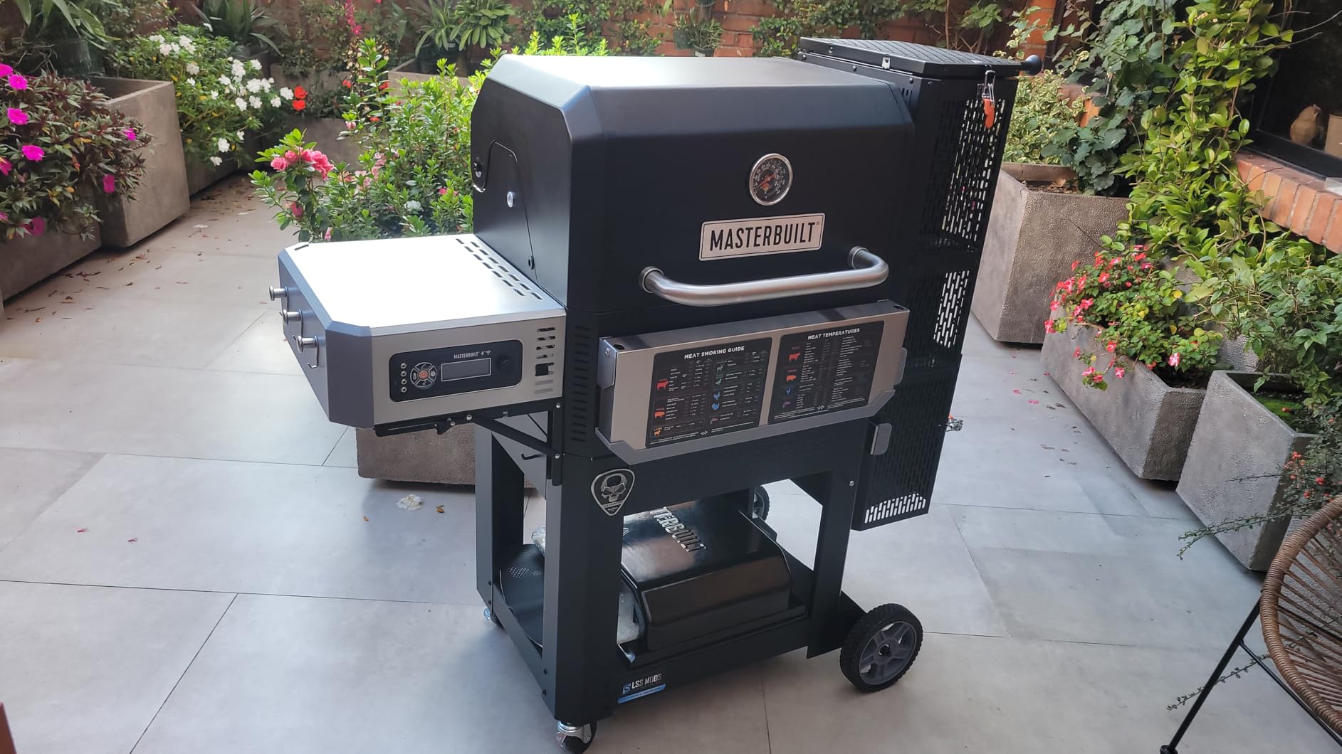 Masterbuilt Gravity Series 800 Smoker Grill - Charcoal Grill plus Griddle Insert, Digital Control, App Connectivity, 800 Cooking Square Inches in Black, Model MB20040221 customer photo 2