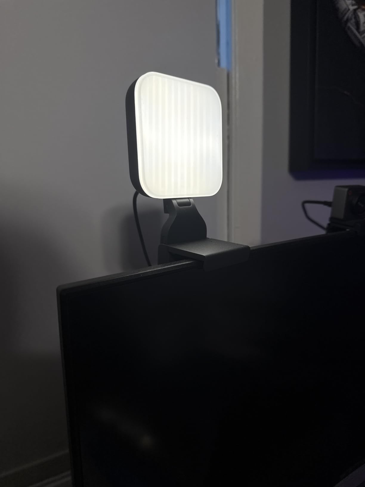 Logitech for Creators Litra Glow Premium LED Streaming Light - Graphite customer photo 1