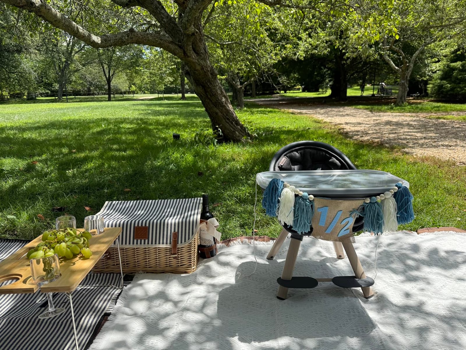 WILLOW WEAVE Wicker Picnic Basket for 4 with Wine Table - Stripe customer photo 1