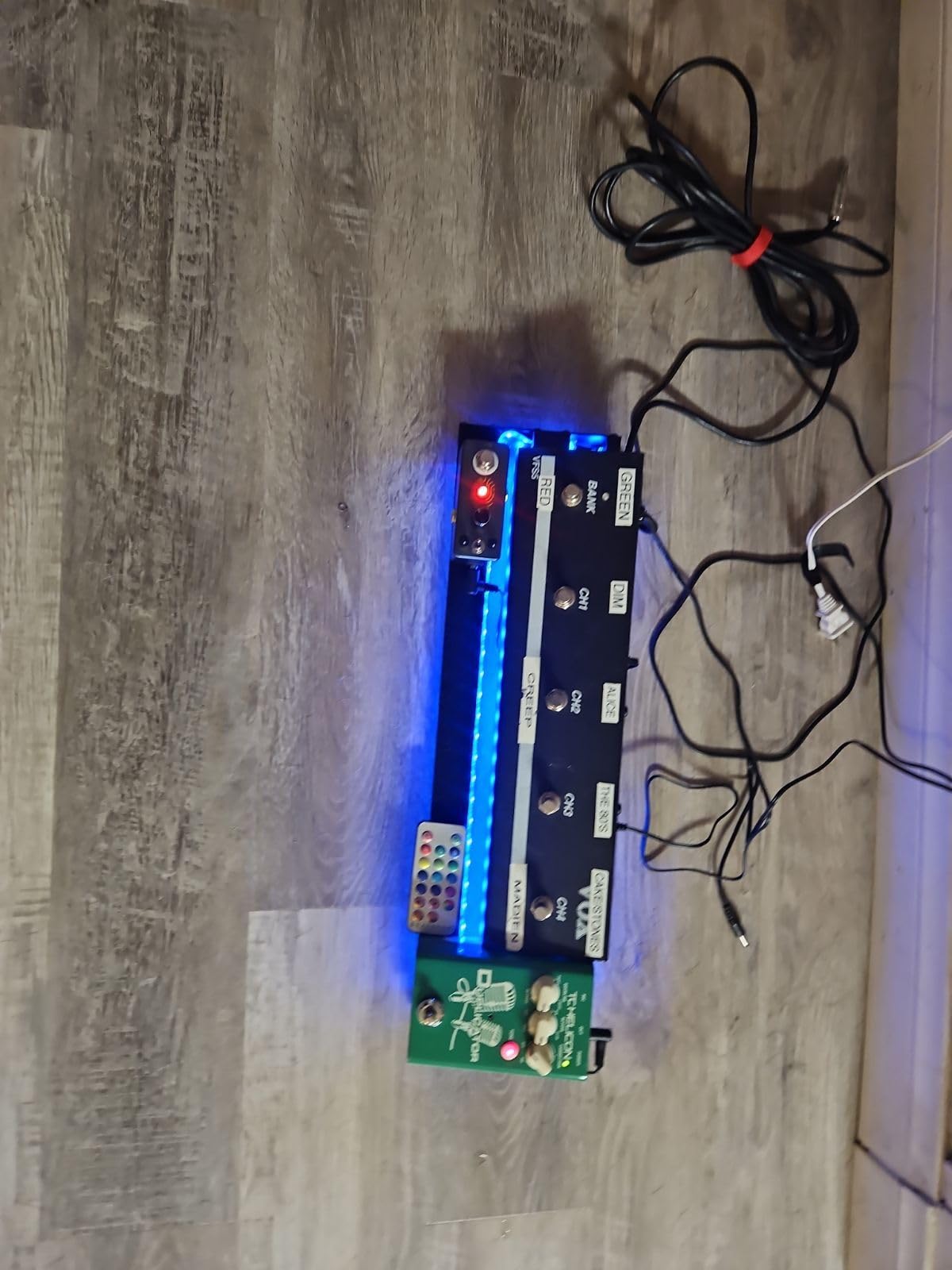 Guitar Pedalboard with Built-in Power Supply Pedal Board Aluminium Alloy 1.8lb Lightweight 19x5 Inch Black Pedal Board with Power Supply, Carrying Bag, Guitar Pedal Cable, Hook Tape customer photo 1