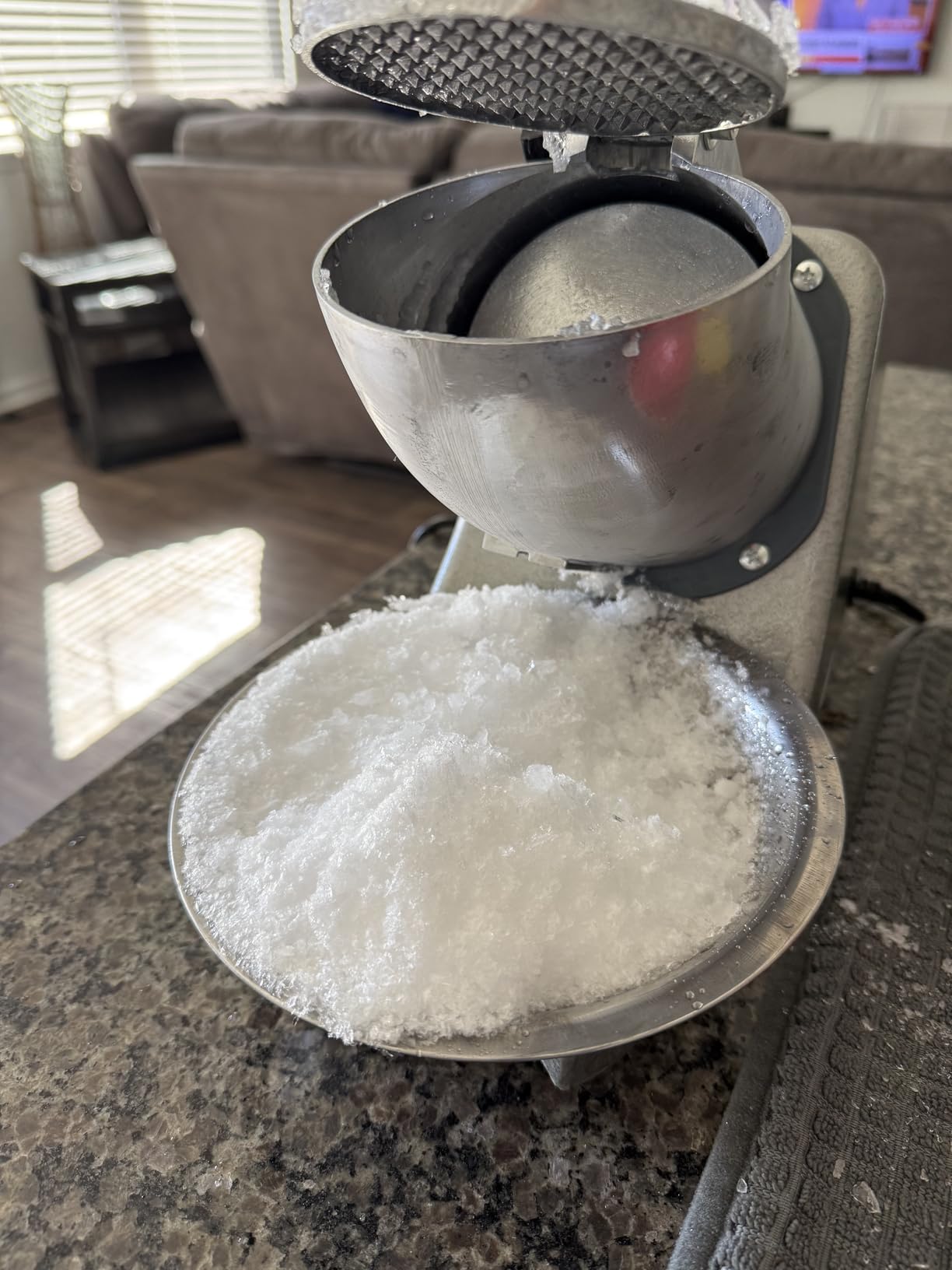 Reespring Snow Cone Machine Shaved Ice Machine Ice Crusher with 4 Blades Kitchen Electric for Shaved Ice and Snow Cone (300W 2000r/min) Comes with a Free Ice Pick,Ice Cube Tray, 6 Syrup dispensers customer photo 2