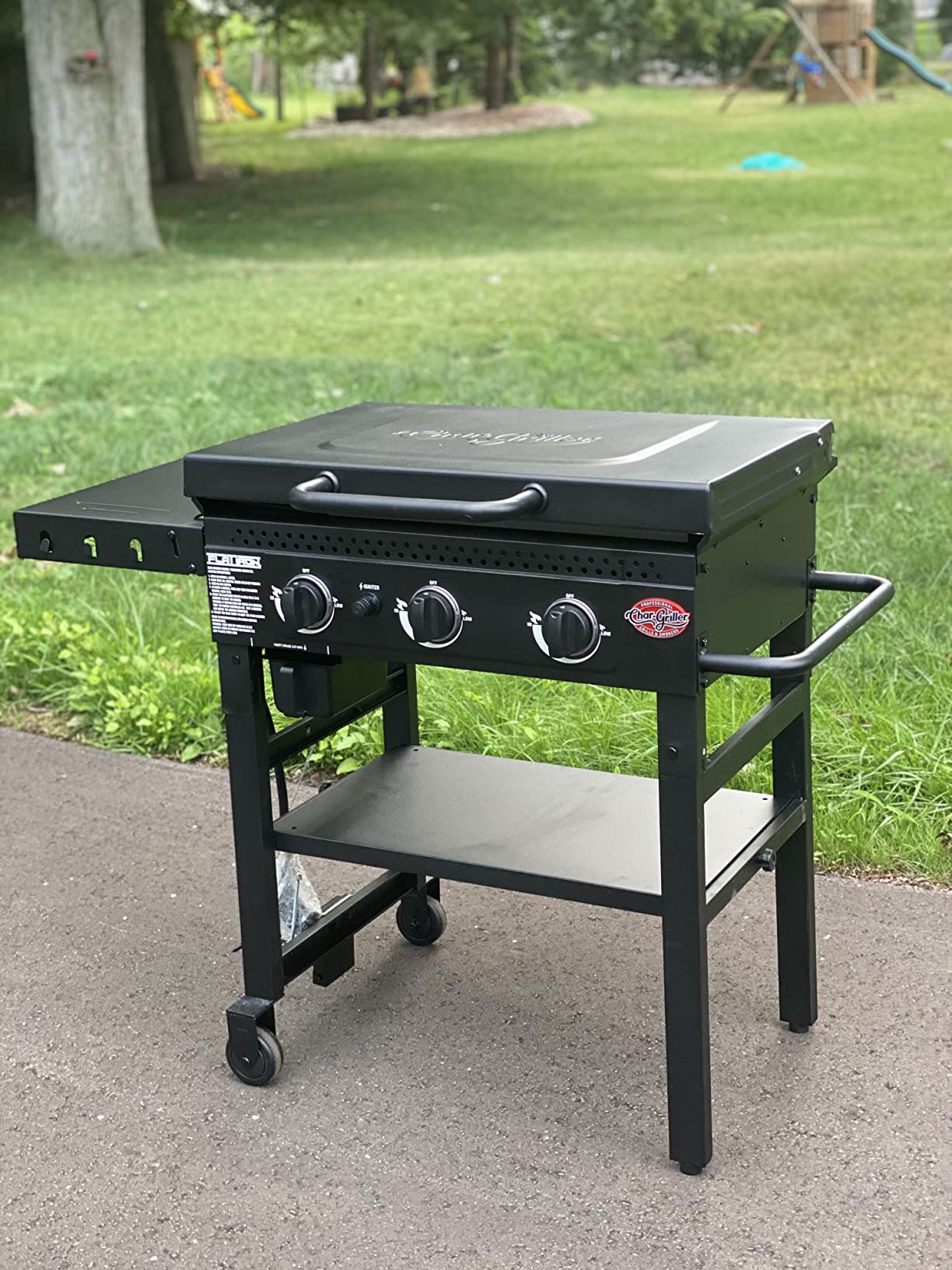 Char-Griller® Flat Iron 3-Burner Propane Gas Flat-Top Griddle with Steel Griddle Top, Hinged Lid and Wind Guards, 520 Cooking Square Inches in Black, Model 8428 customer photo 1