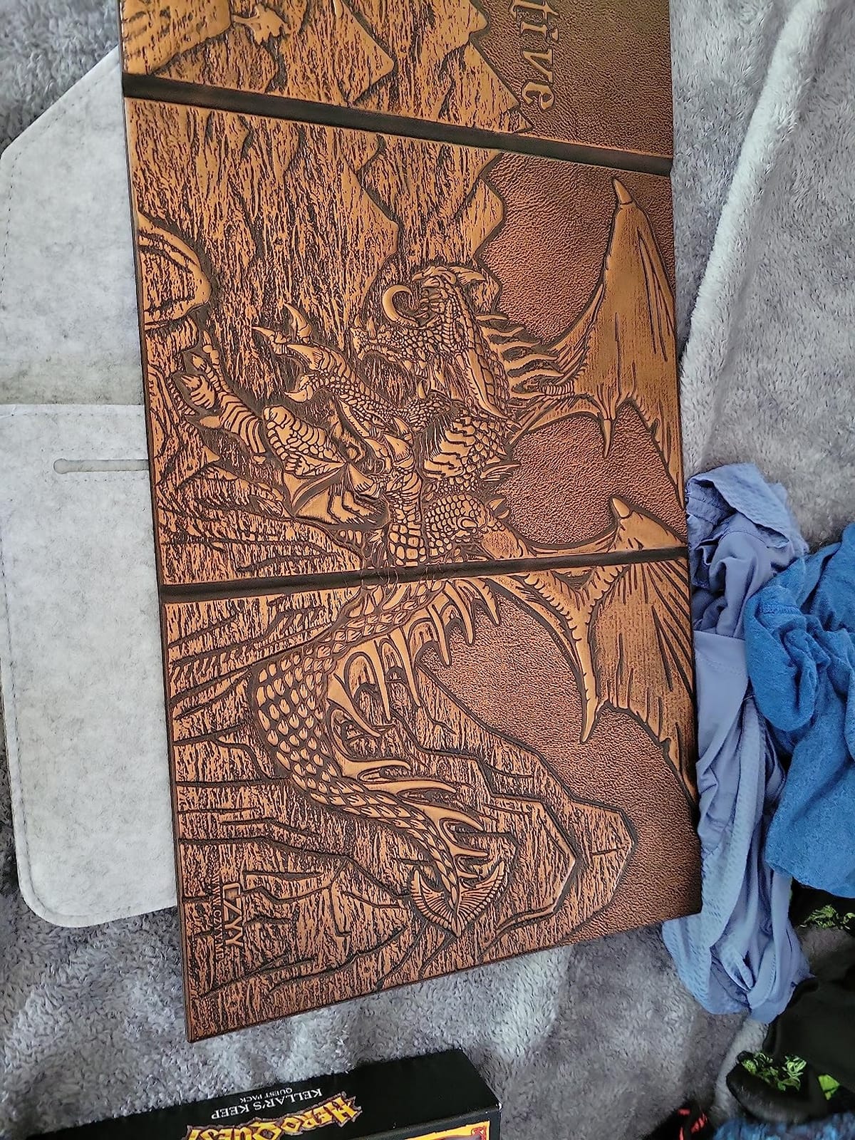 CZYY Faux Leather Dungeon Master Screen, 4-Panel DM Screen with Pockets, 3D Embossed Cover customer photo 2