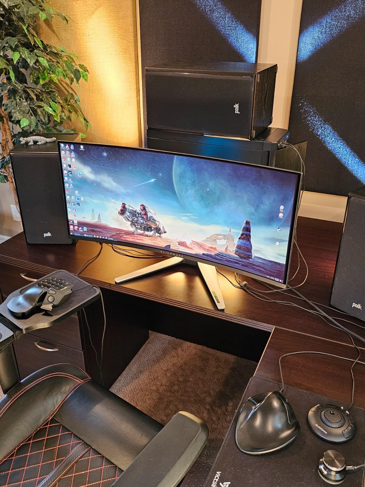 Alienware AW3423DW Curved Gaming Monitor 34.18 inch Quantom Dot-OLED 1800R Display, 3440x1440 Pixels at 175Hz, True 0.1ms Gray-to-Gray, 1M:1 Contrast Ratio, 1.07 Billions Colors - Lunar Light customer photo 1