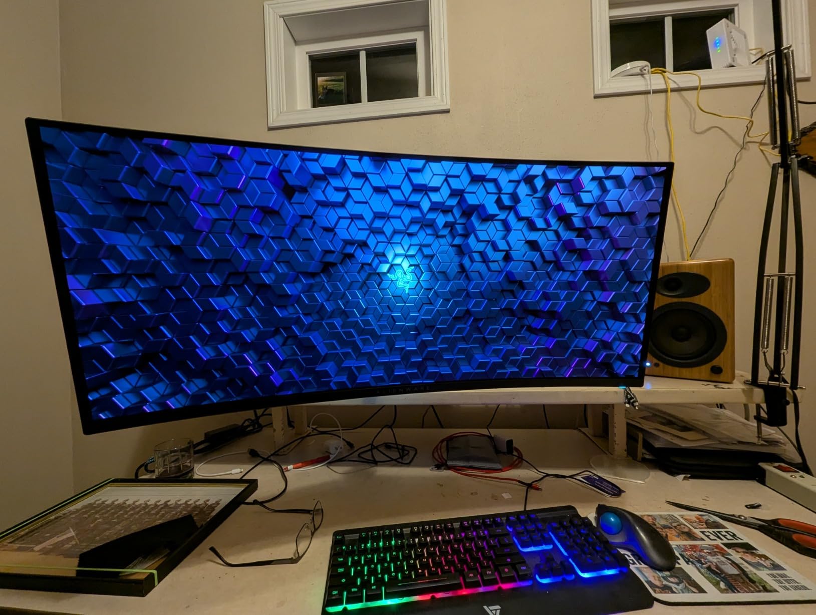 Alienware AW3423DW Curved Gaming Monitor 34.18 inch Quantom Dot-OLED 1800R Display, 3440x1440 Pixels at 175Hz, True 0.1ms Gray-to-Gray, 1M:1 Contrast Ratio, 1.07 Billions Colors - Lunar Light customer photo 2