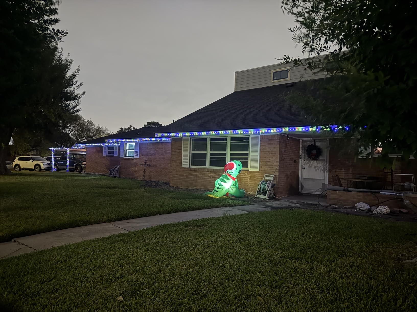 Ollny Christmas Lights 1000 LED 330 FT, IP67 Waterproof Plug in Christmas Tree Lights with Remote, 8 Modes, 3 Timers, Dimmable, House Xmas Indoor Decorations Outdoor Christmas Lights (Multicolored) customer photo 1
