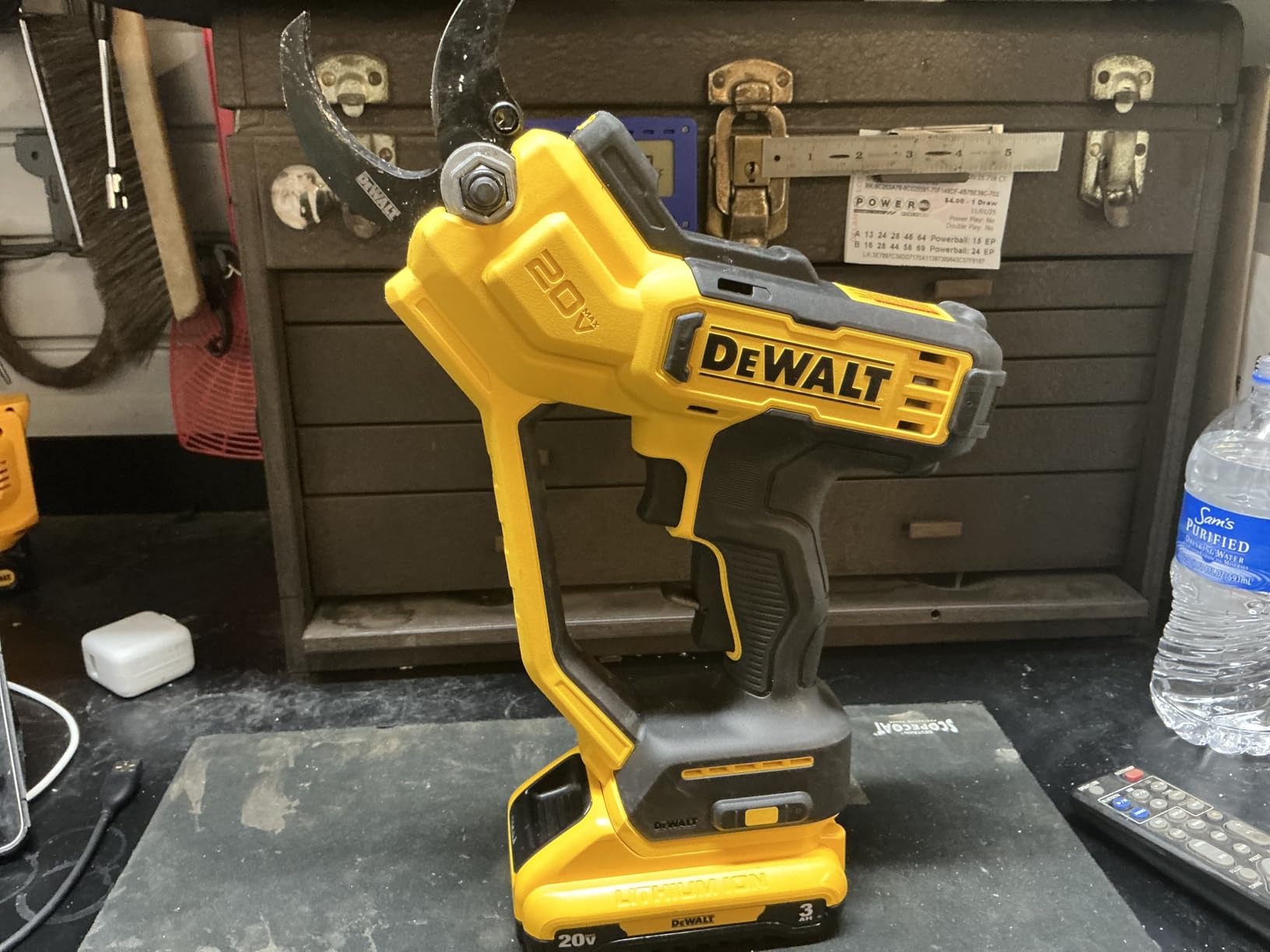 DEWALT 20V MAX Pruning Shears Garden Tool, Cordless, Bare Tool Only (DCPR320B) customer photo 2