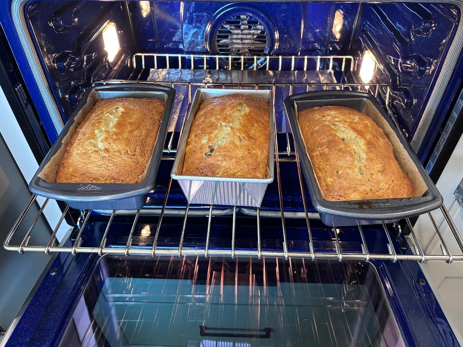 Wilton Platinum Non-Stick Loaf Pan, Made Without PFAS, 9 x 5 in customer photo 1