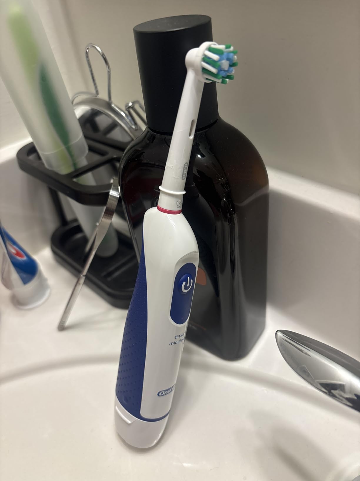 Oral-B Pro 100 3D White, Battery Toothbrush, White customer photo 2