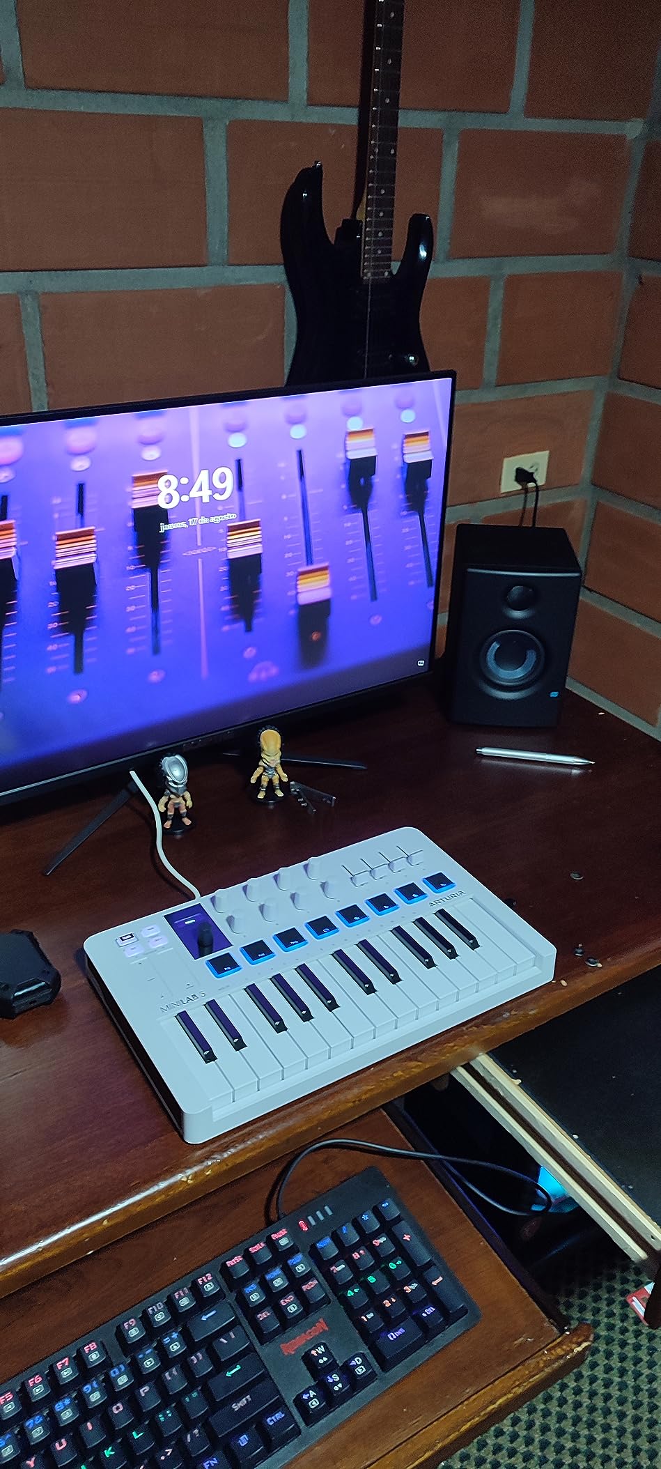 Arturia MiniLab 3 Universal MIDI Controller, White customer photo 1