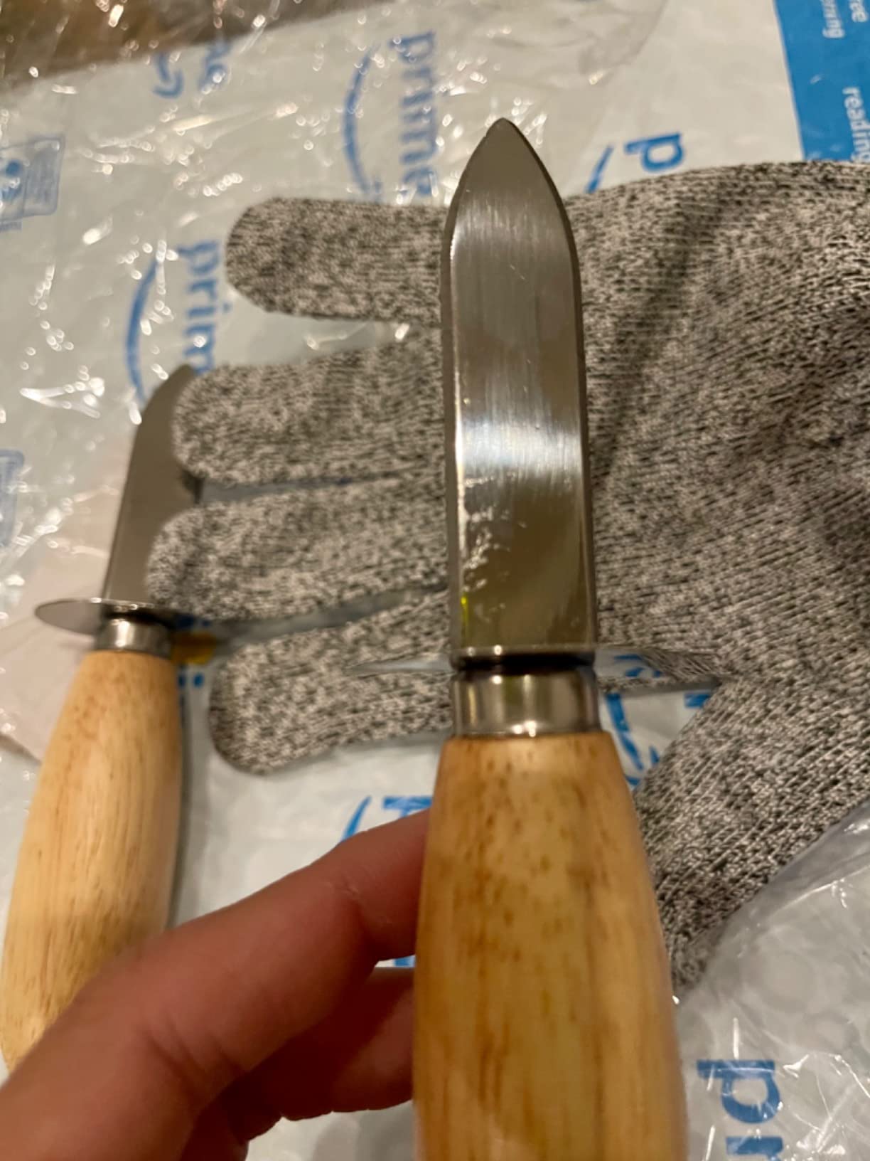 MYBMHTNB Oyster Shucking Knife Set of 2 Stainless Steel Oyster Knifes and 2 Pairs Level 5 Cut-Resistant Gloves,Oyster Knives Suitable for All Kinds of Shells and Oysters Shucking customer photo 2