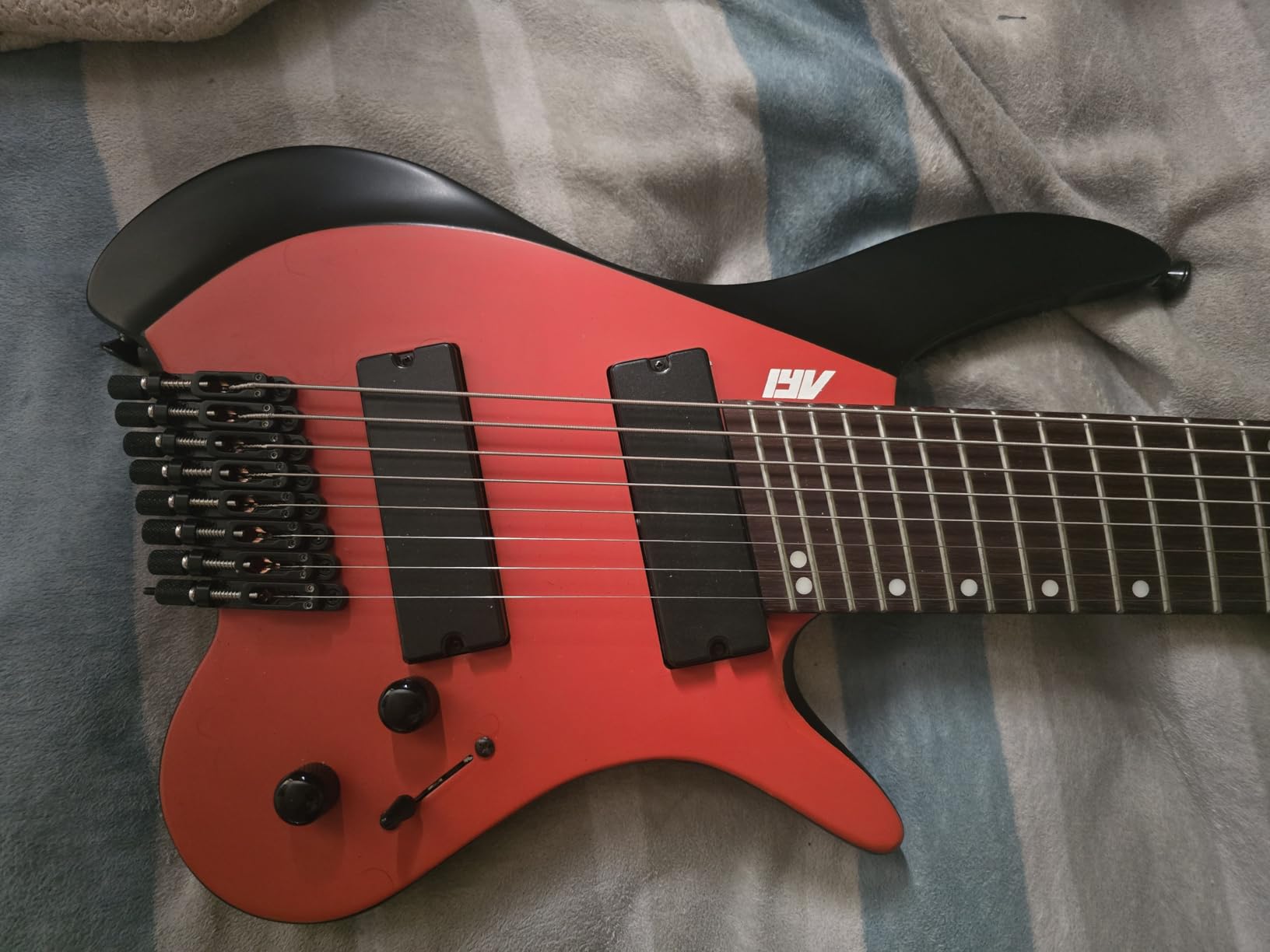 IYV- IEHLFF8-300 Multi-Scale Headless 8 String, Red Black customer photo 2