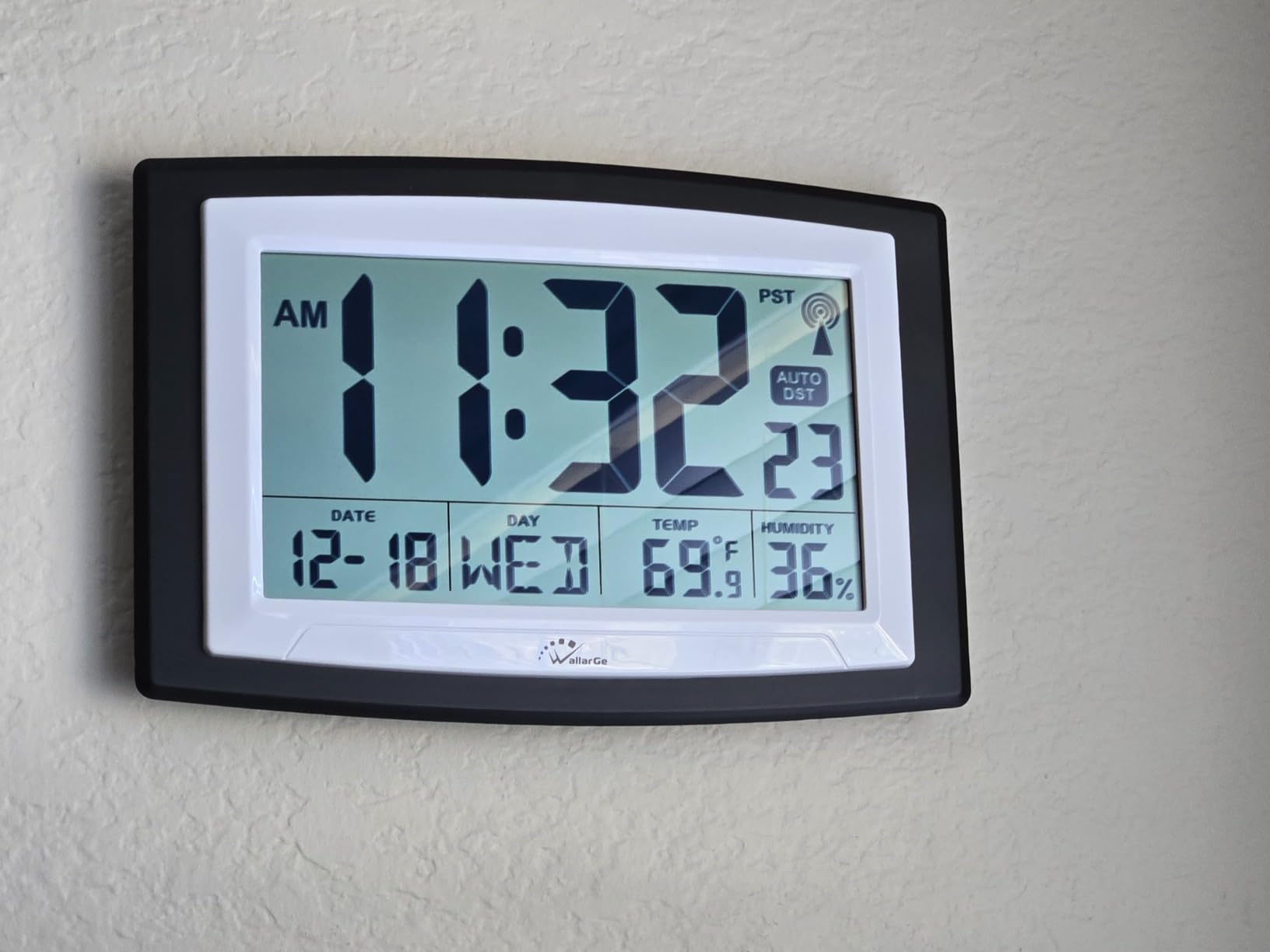 WallarGe Self-Setting Atomic Digital Wall Clock with Auto DST | Battery Operated, Large Display with Temperature, Date and Day, 4 Time Zones, Wall Mount/Desktop Clock for Classroom, Office customer photo 1