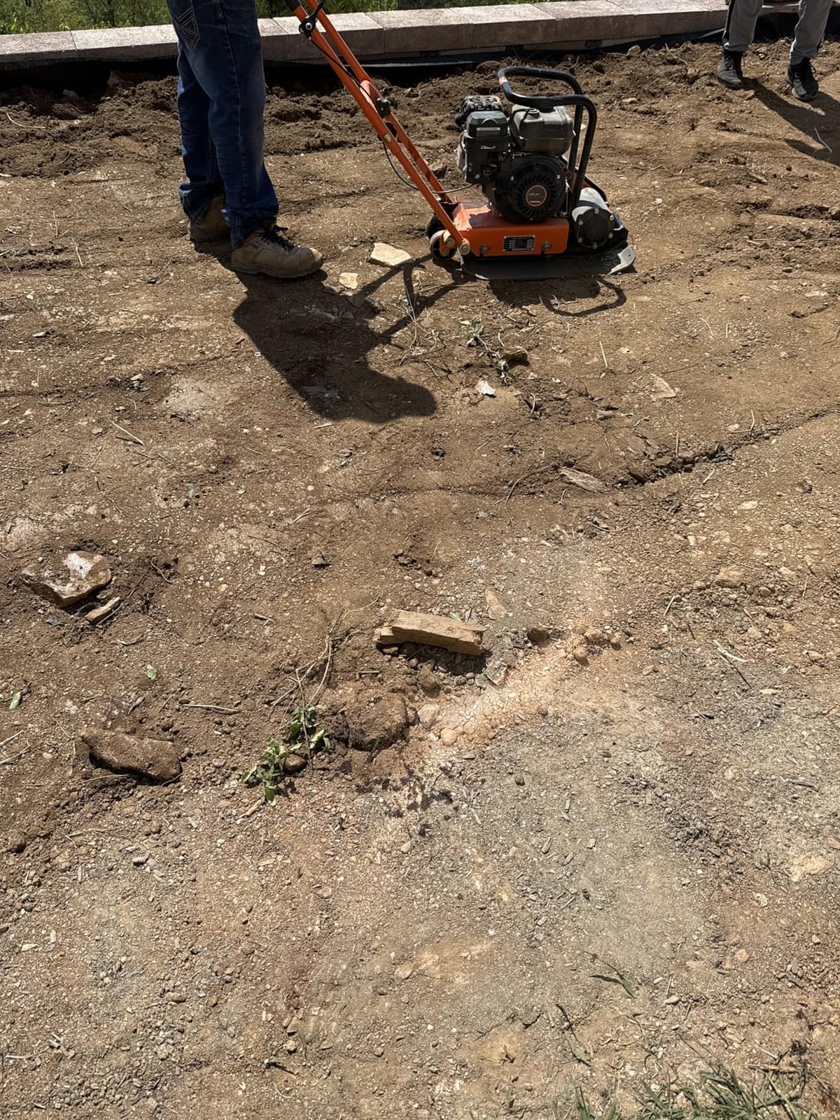 VEVOR Plate Compactor, 2.8 HP 78.5CC Gas Engine 5,250 VPM, 1,920 lbs Force Vibratory Compaction Tamper with 18.7 x 11.8 inch Plate for Walkways, Patios, Asphalts, Paver Landscaping, EPA Compliant customer photo 1