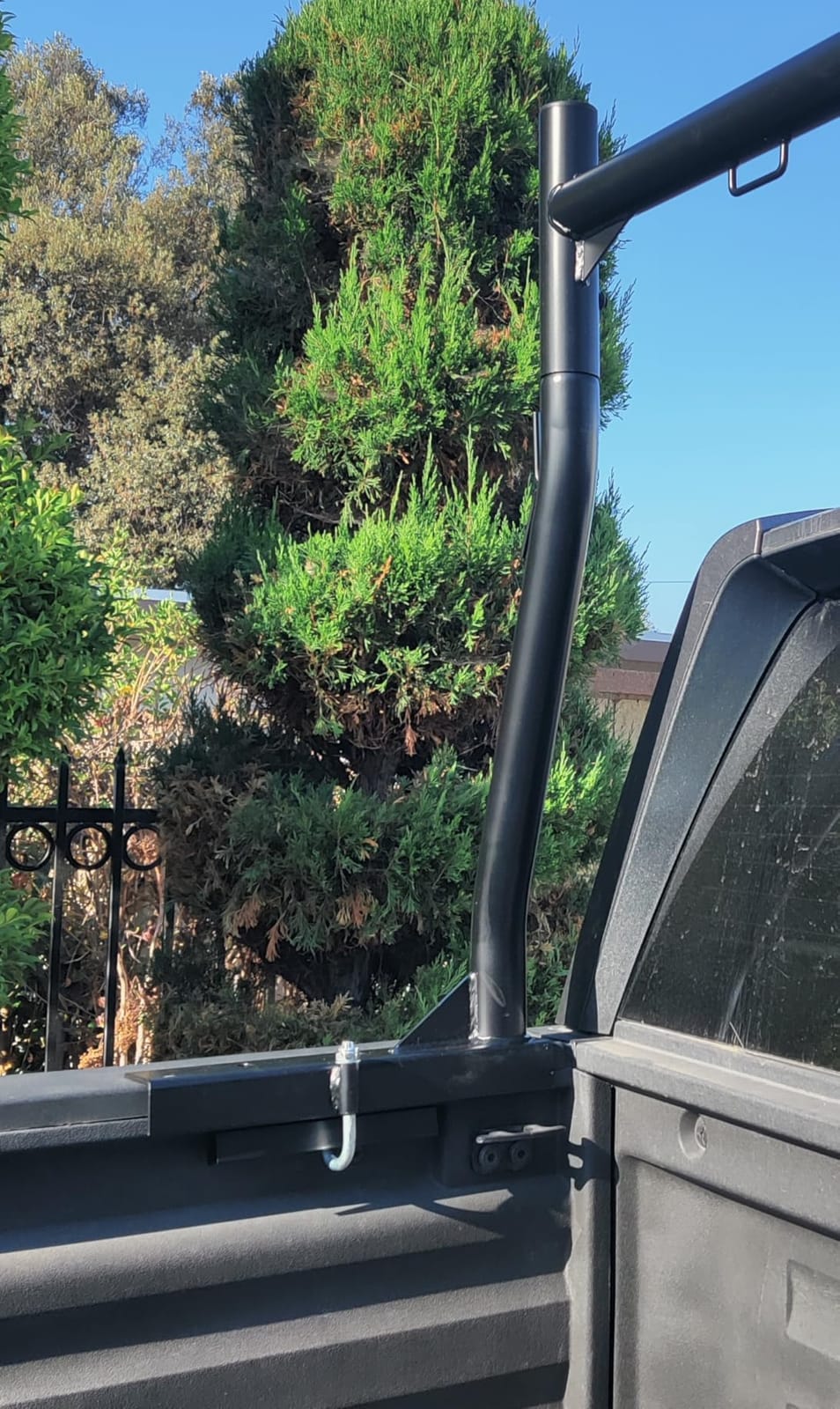 VEVOR Extendable Steel Truck Ladder Rack - 800 lbs Capacity, 46-71 inch, Non-Drilling for Kayak, Surfboard, Lumber, Ladder customer photo 1