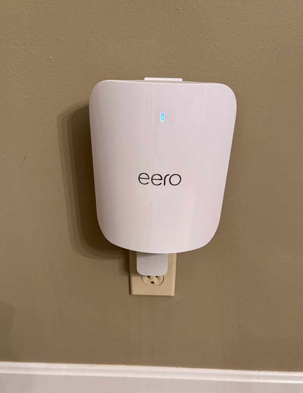 Amazon eero Pro 7 tri-band mesh Wi-Fi 7 router (newest model) - Supports internet plans up to 5 Gbps, Coverage up to 6,000 sq. ft., 3-pack customer photo 2