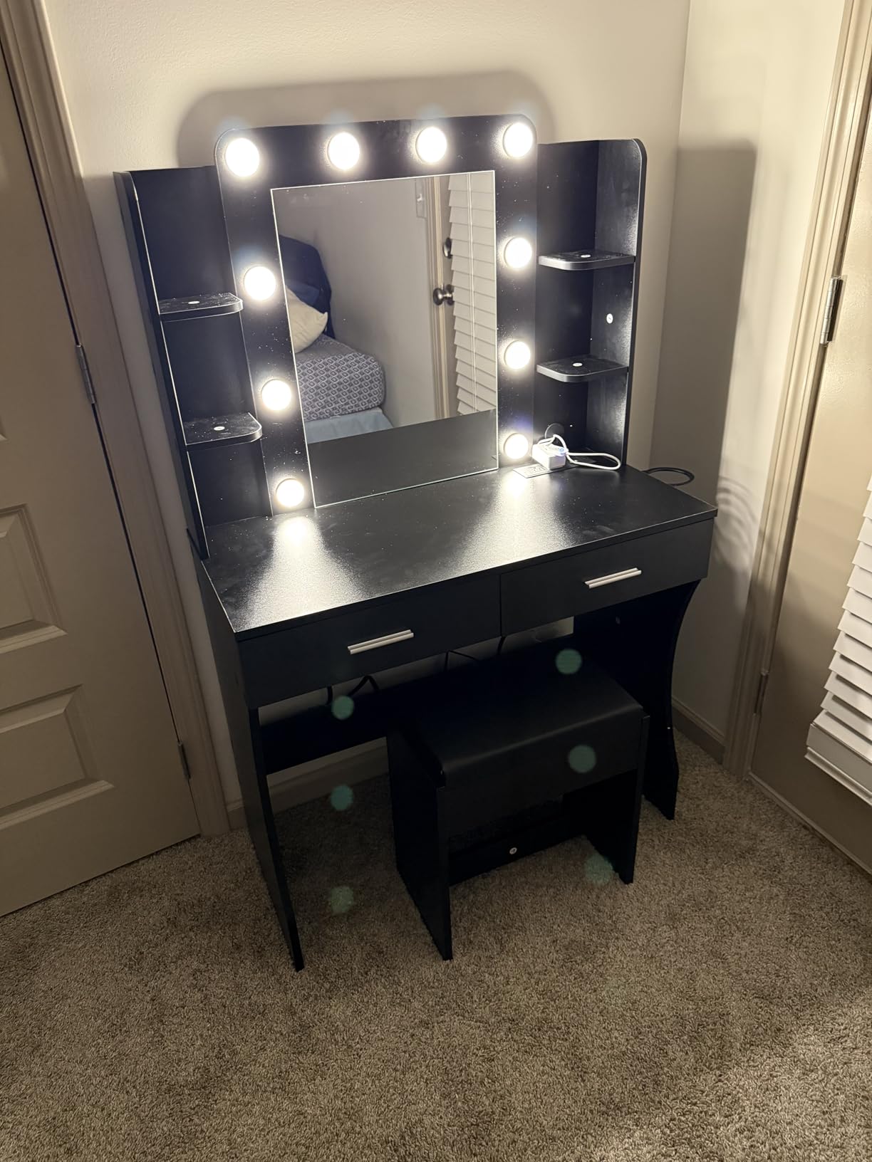 Vabches White Makeup Vanity Desk with Lighted Mirror & Charging Station customer photo 1