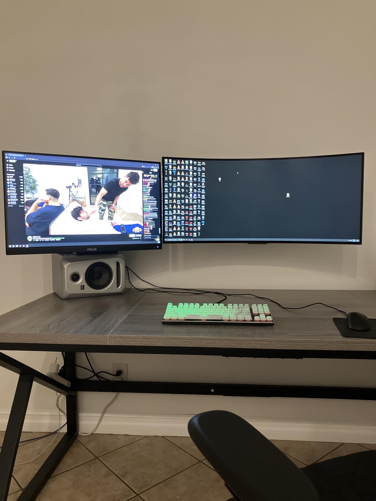 VIVO Premium Dual 21 to 32 inch LCD LED Monitor Wall Mount, Heavy Duty Telescoping Arms, Flush Wall Setup, Fits 2 Screens, Black, MOUNT-TS32B customer photo 1