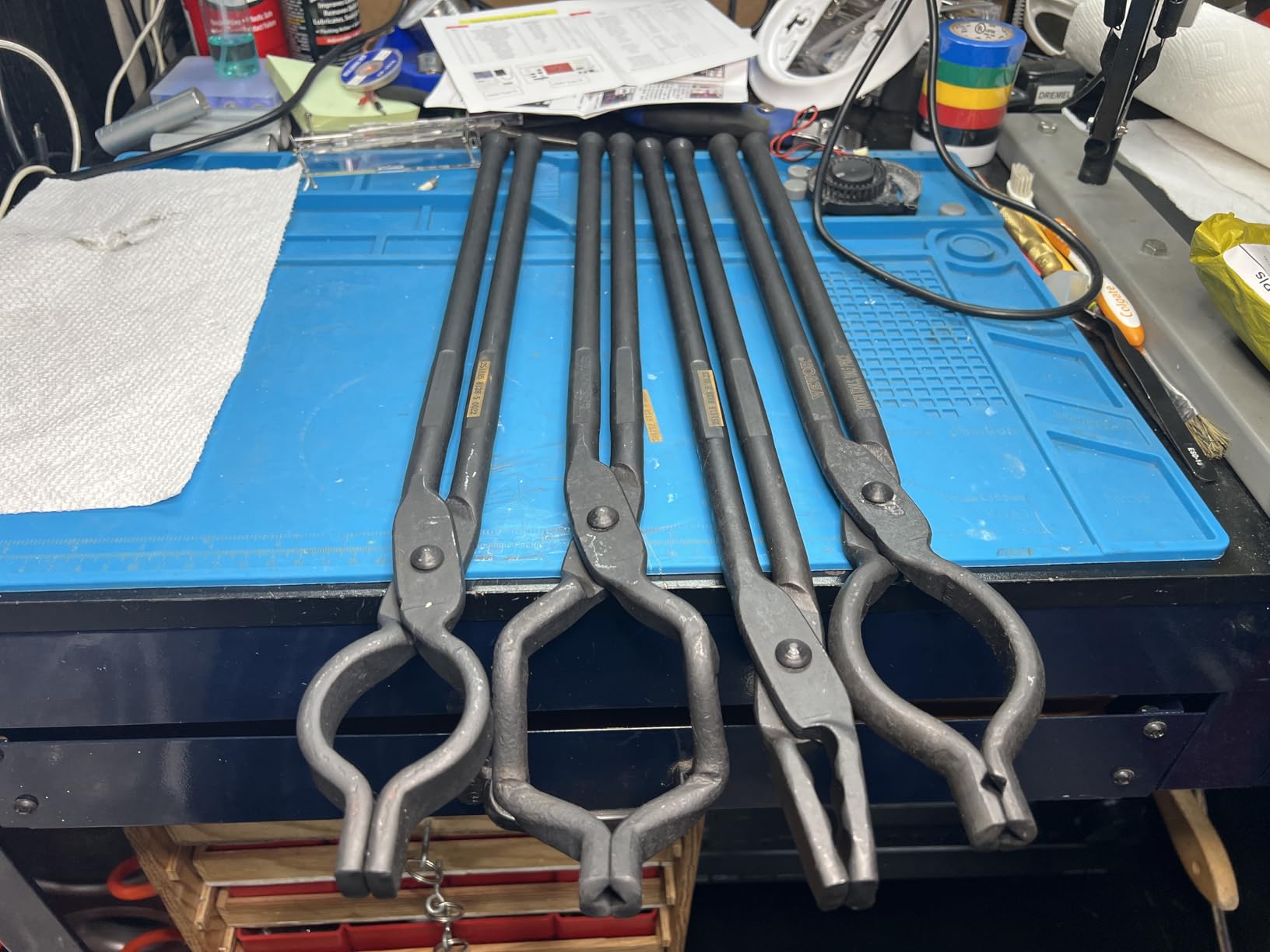 VEVOR Blacksmith Tongs, 4 PCS: V-Bit Bolt, Wolf Jaw, Z V-Bit & Gripping - A3 Carbon Steel, 18' for Blacksmiths & Bladesmiths customer photo 1