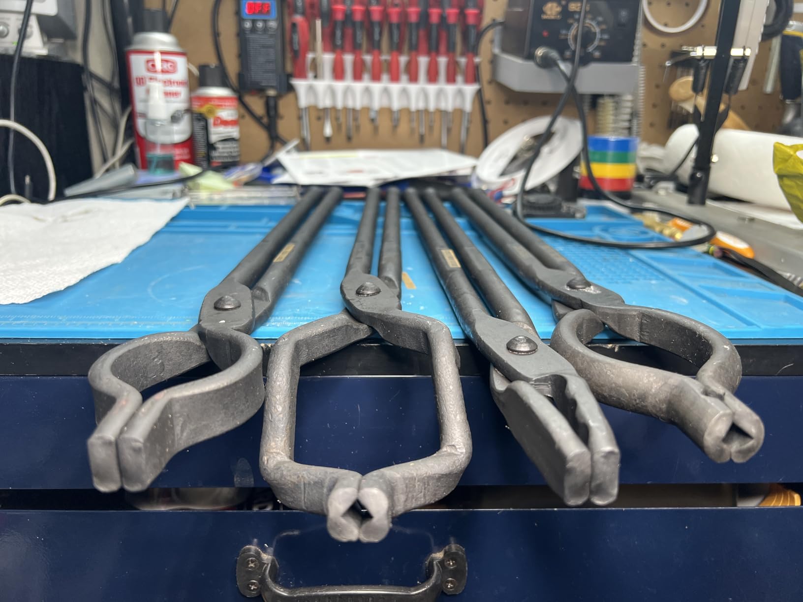 VEVOR Blacksmith Tongs, 4 PCS: V-Bit Bolt, Wolf Jaw, Z V-Bit & Gripping - A3 Carbon Steel, 18' for Blacksmiths & Bladesmiths customer photo 2