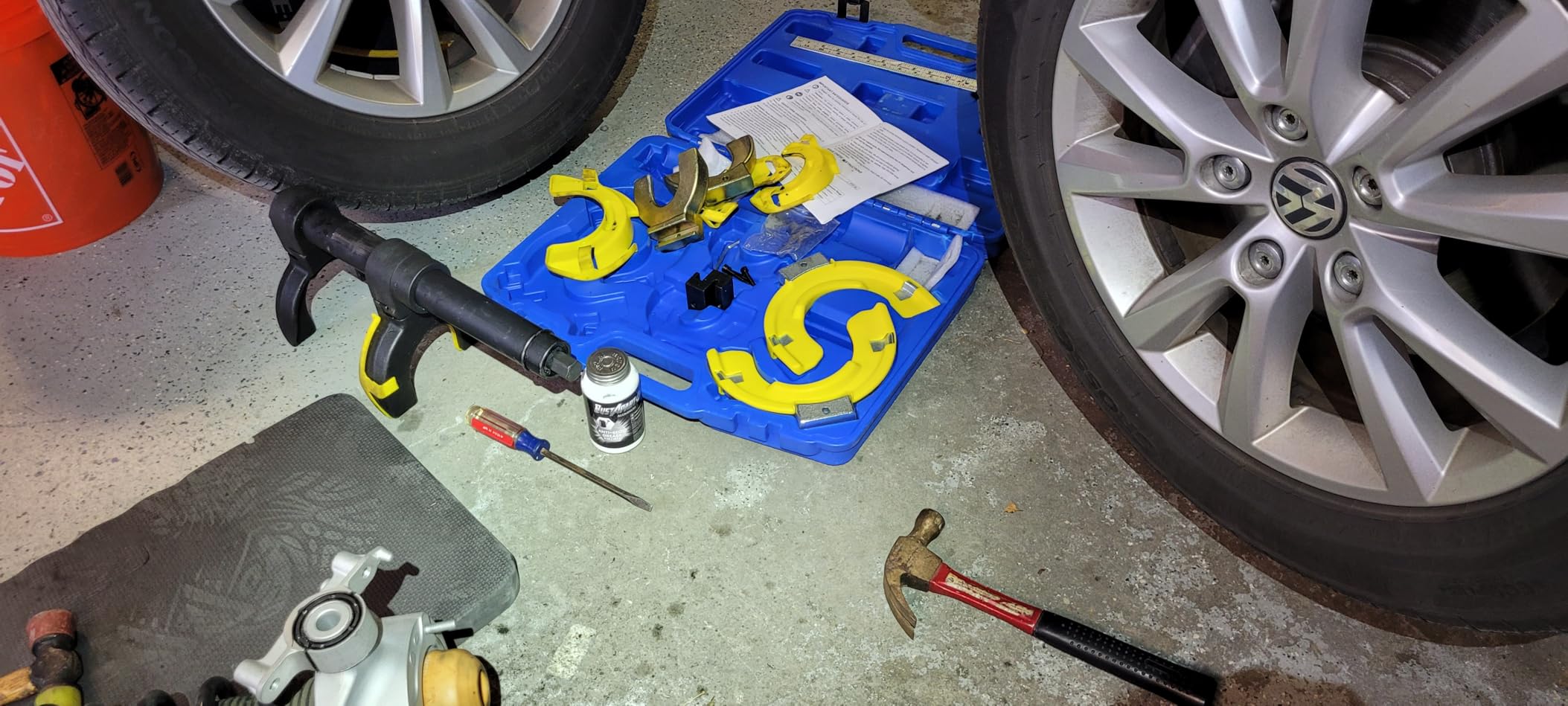 VEVOR Strut Spring Compressor Set, Macpherson Strut Spring Compressor Kit, Interchangeable Fork Strut Coil Extractor Remover Tool, with Yellow Protective Sleeve and Carrying Case customer photo 1